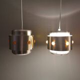 Deux suspensions Space-Age, en aluminium argenté avec prismes orange.