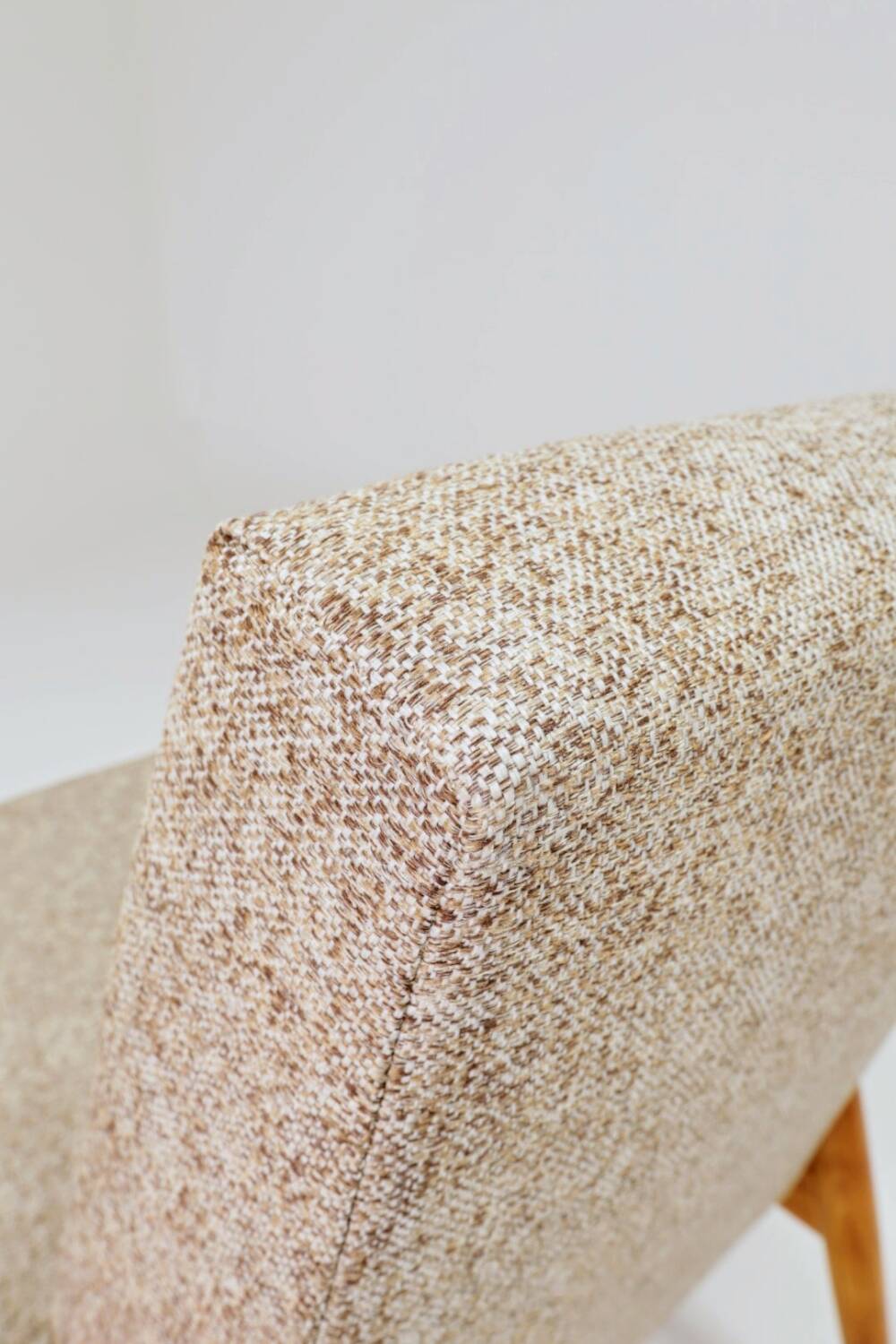 Fauteuil scandinave en tissu tressé beige