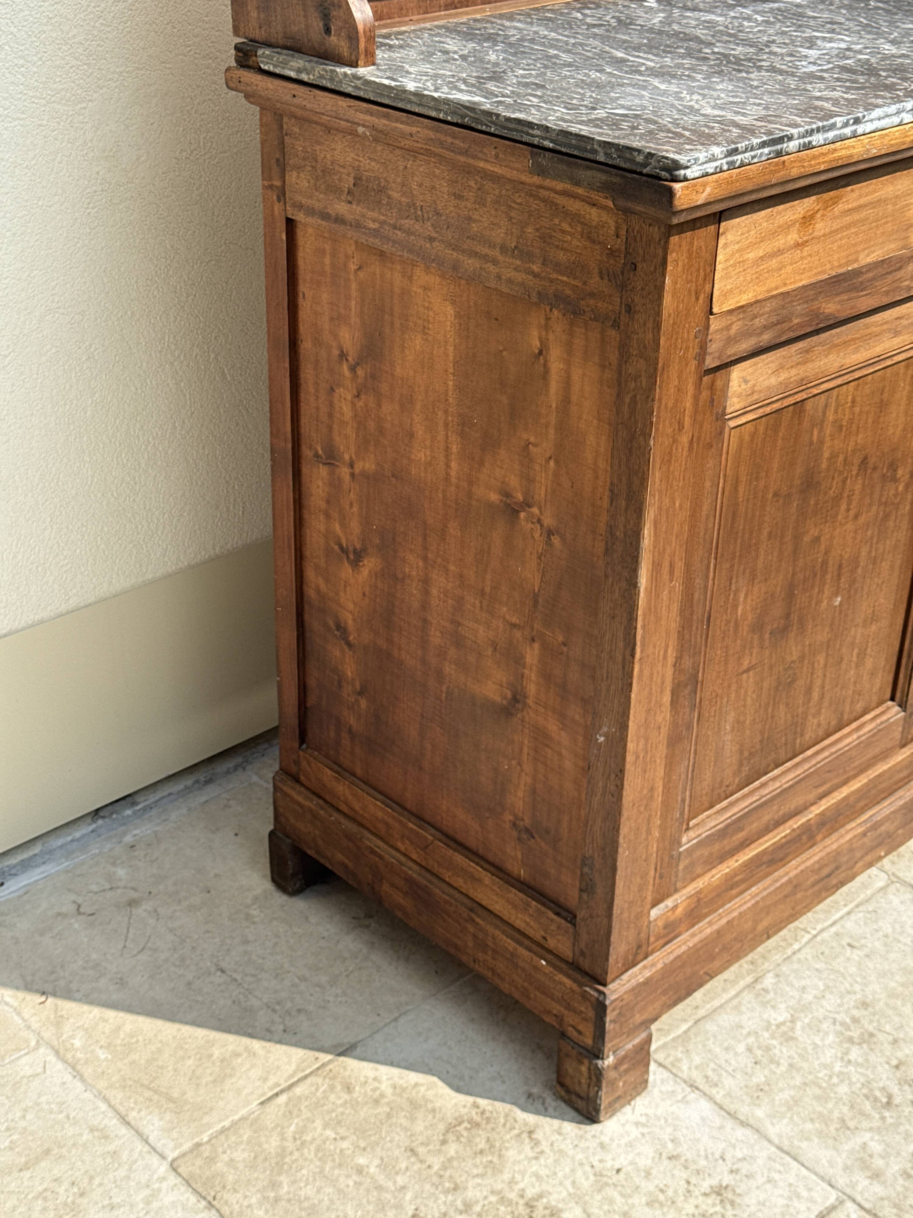 Grand buffet, meuble de toilette ancienne à dessus de marbre XIXe