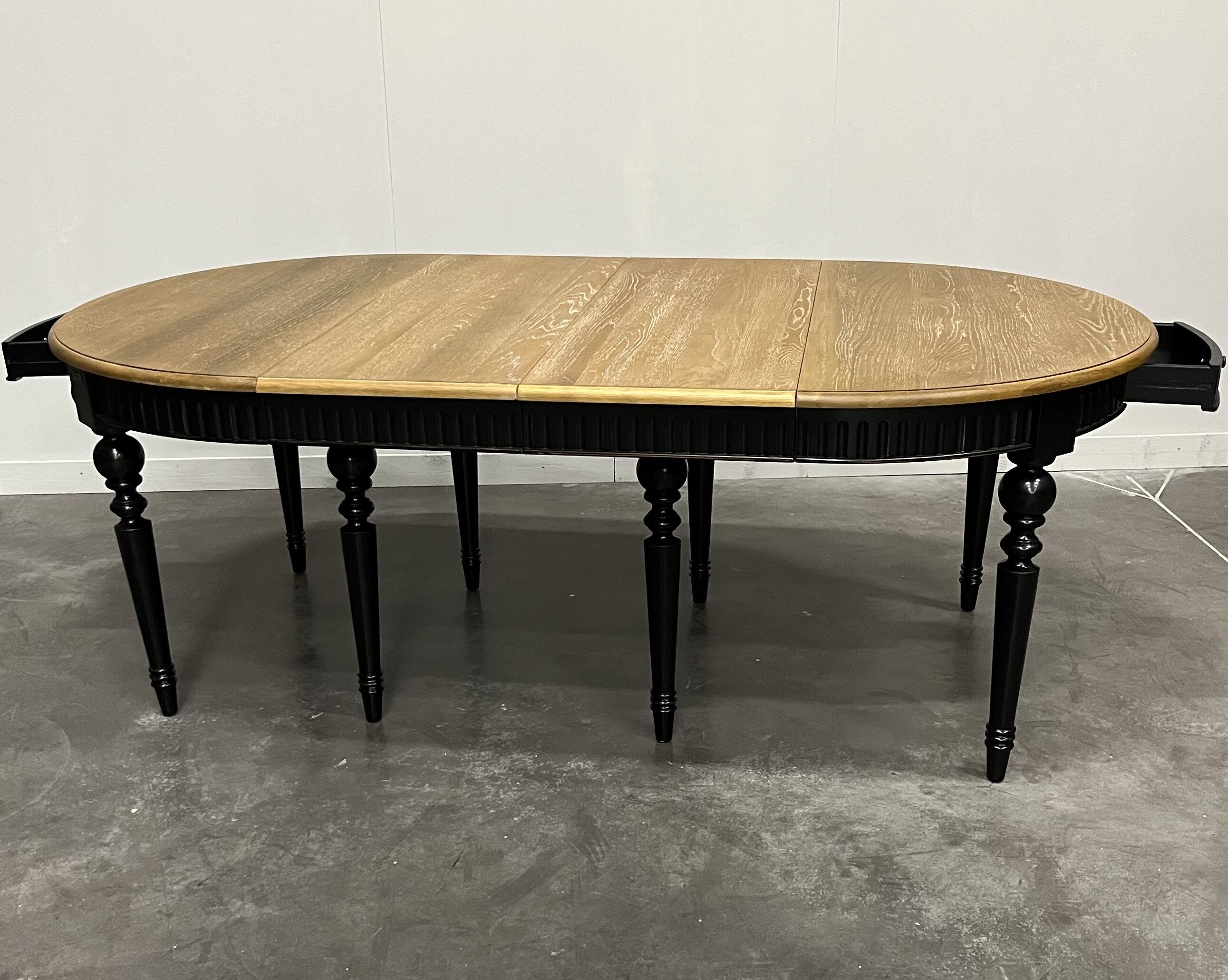 Elegant extendable oak table and black legs, 6/16 covers
