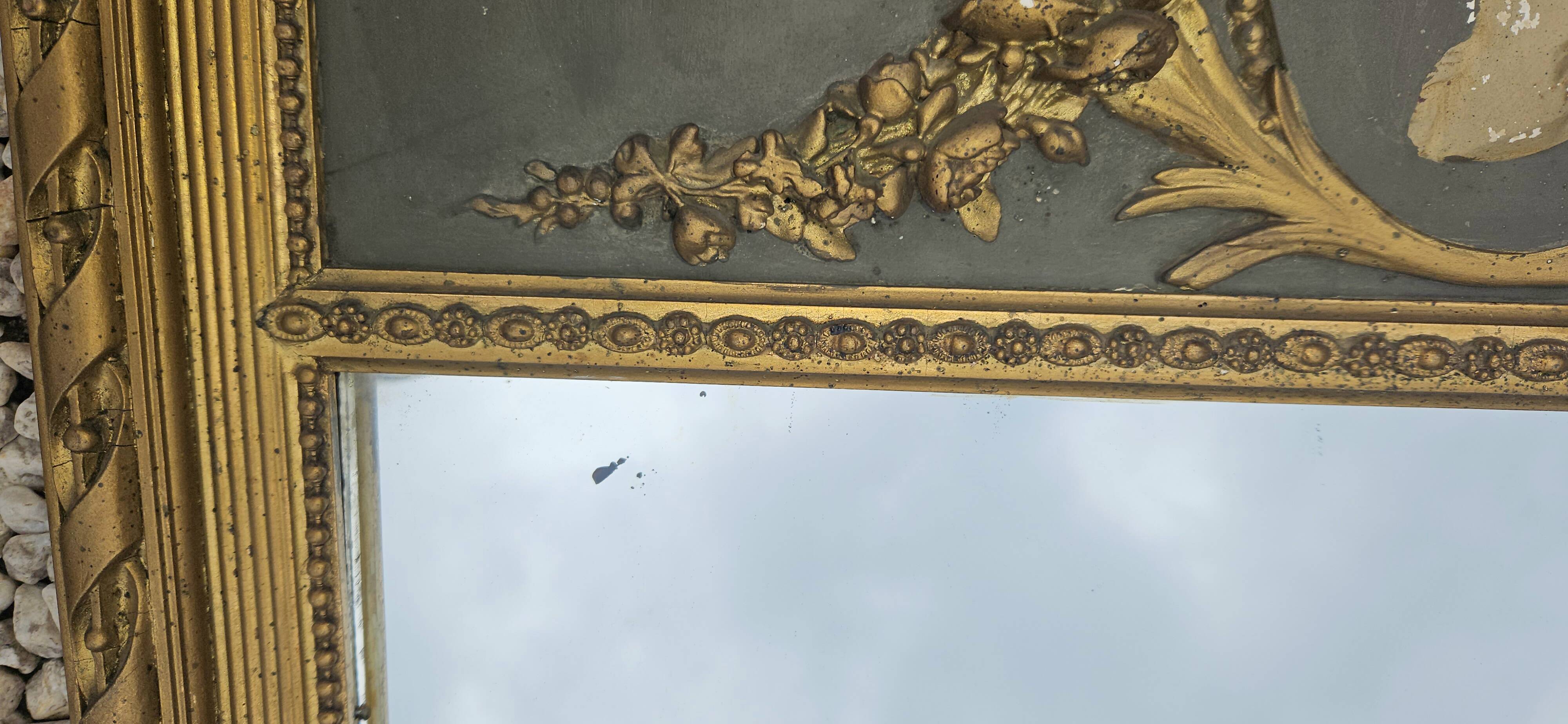Miroir trumeau à decor d'un médaillon de femme 106cm haut
