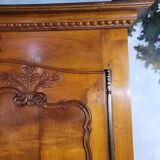 Armoire style Louis XV en merisier sculpté