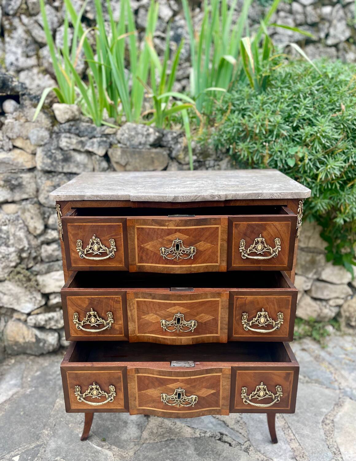 Petite commode en Marqueterie à Ressaut central Époque XIX eme siècle