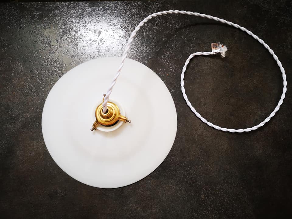 Lampshade suspension in opaline white