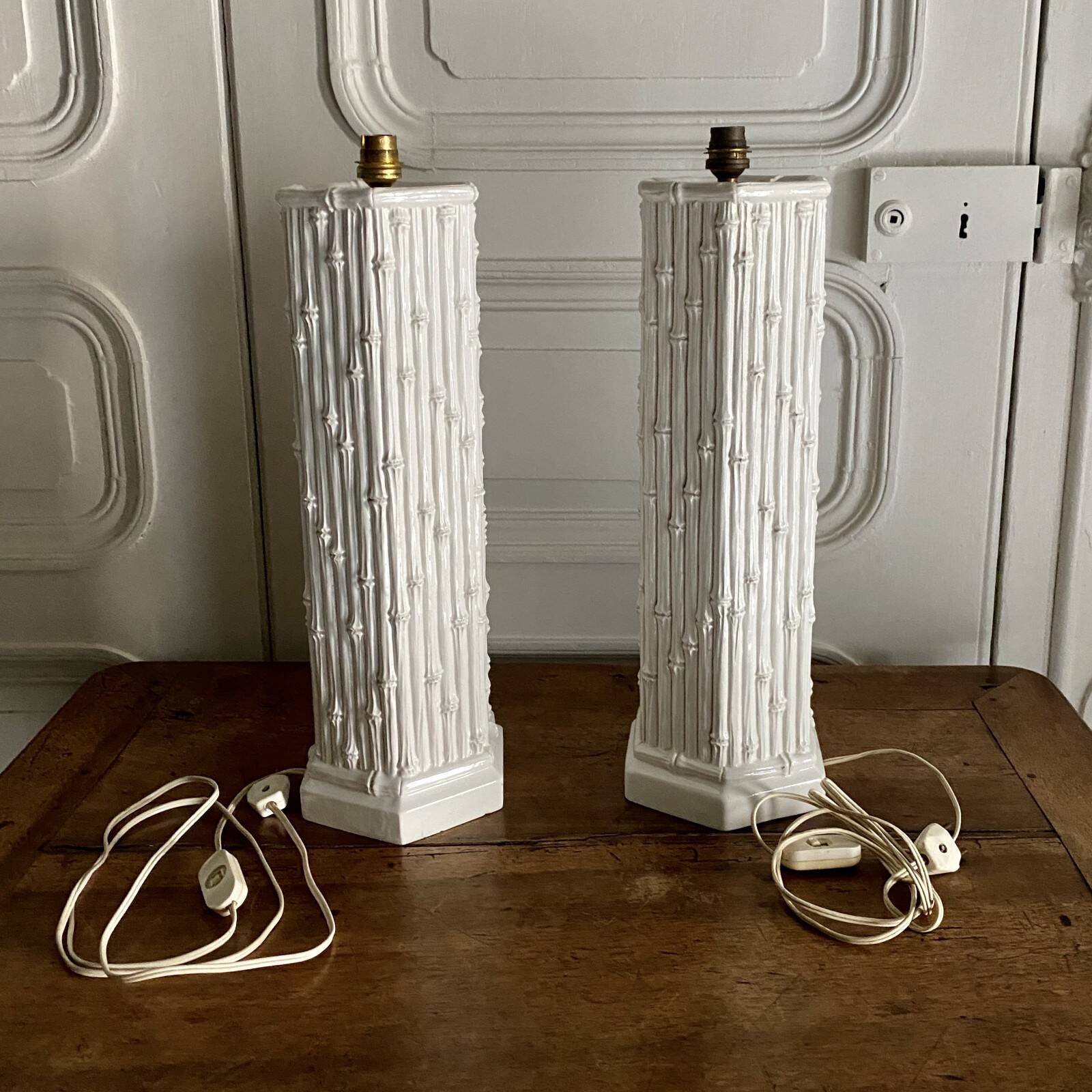 Paire de lampes Hollywood Regency en céramique imitation bambou XXe