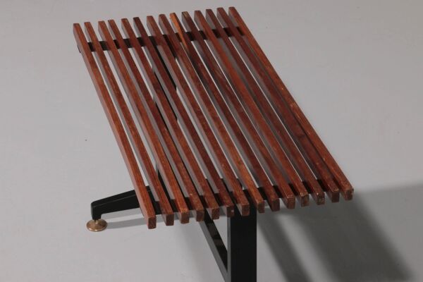 Banc italien des années 1960 avec cadre en métal noir, pieds en laiton doré et lattes en teck massif.