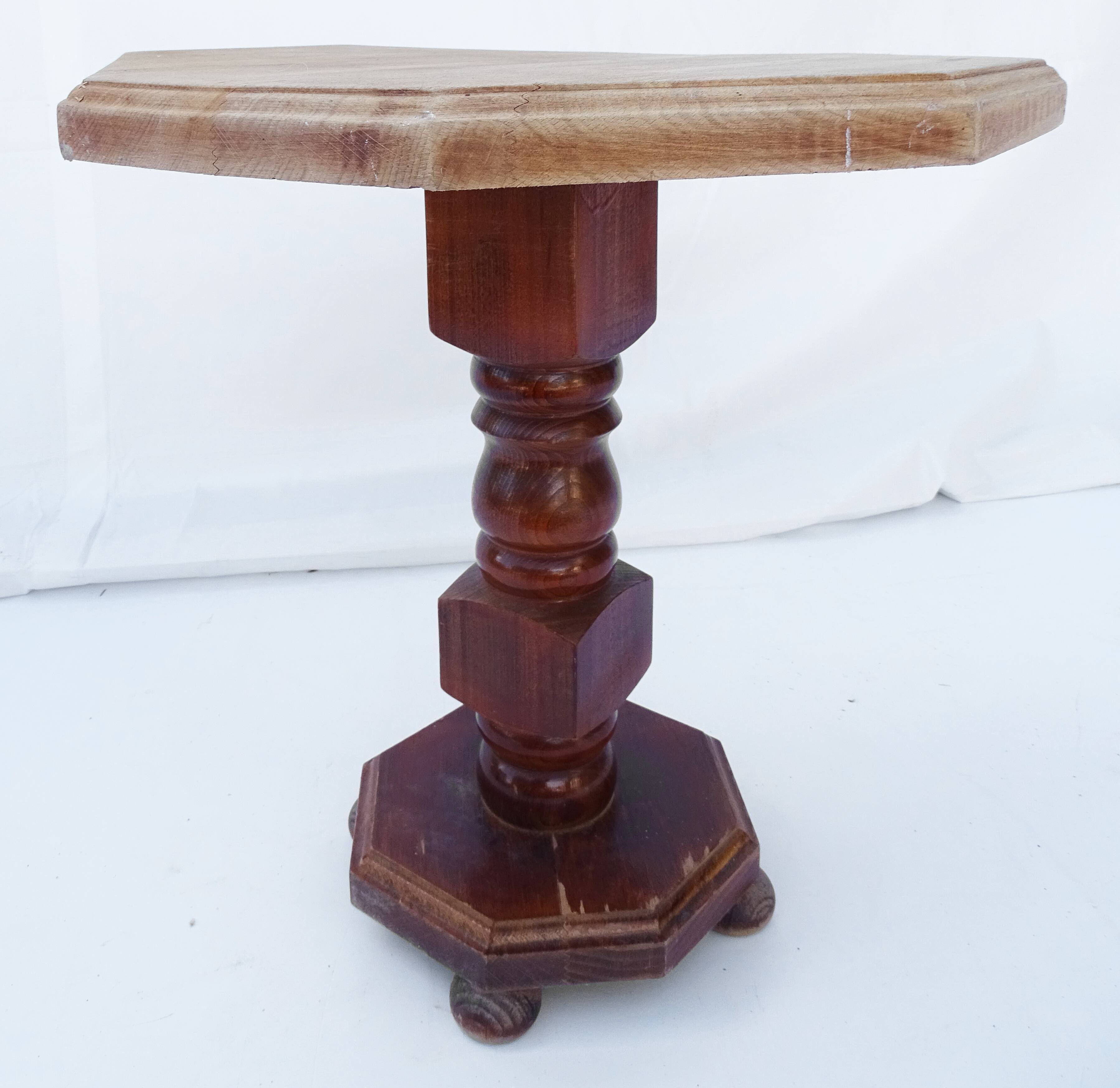 Balustered pedestal table