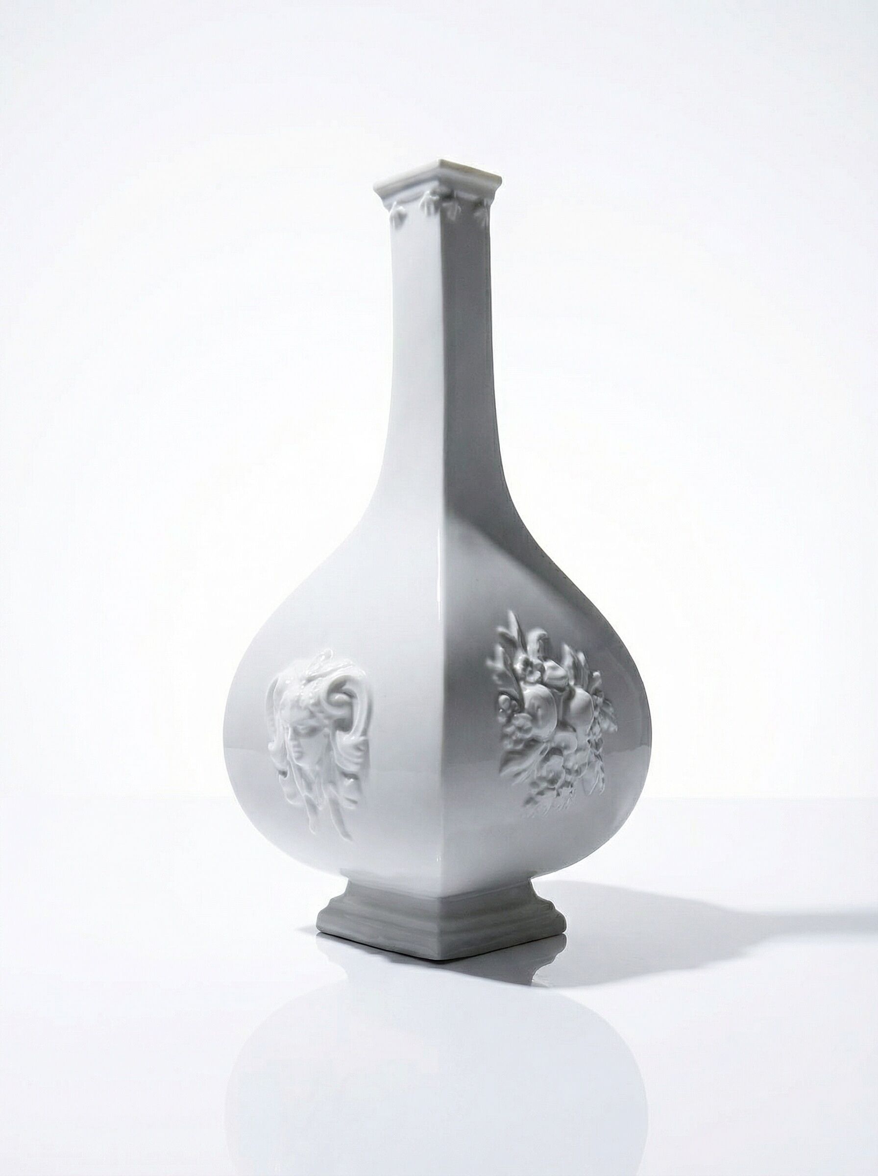 Small vase reproduction Meissen 1715-1720 by Sheffield & Haviland Limoges