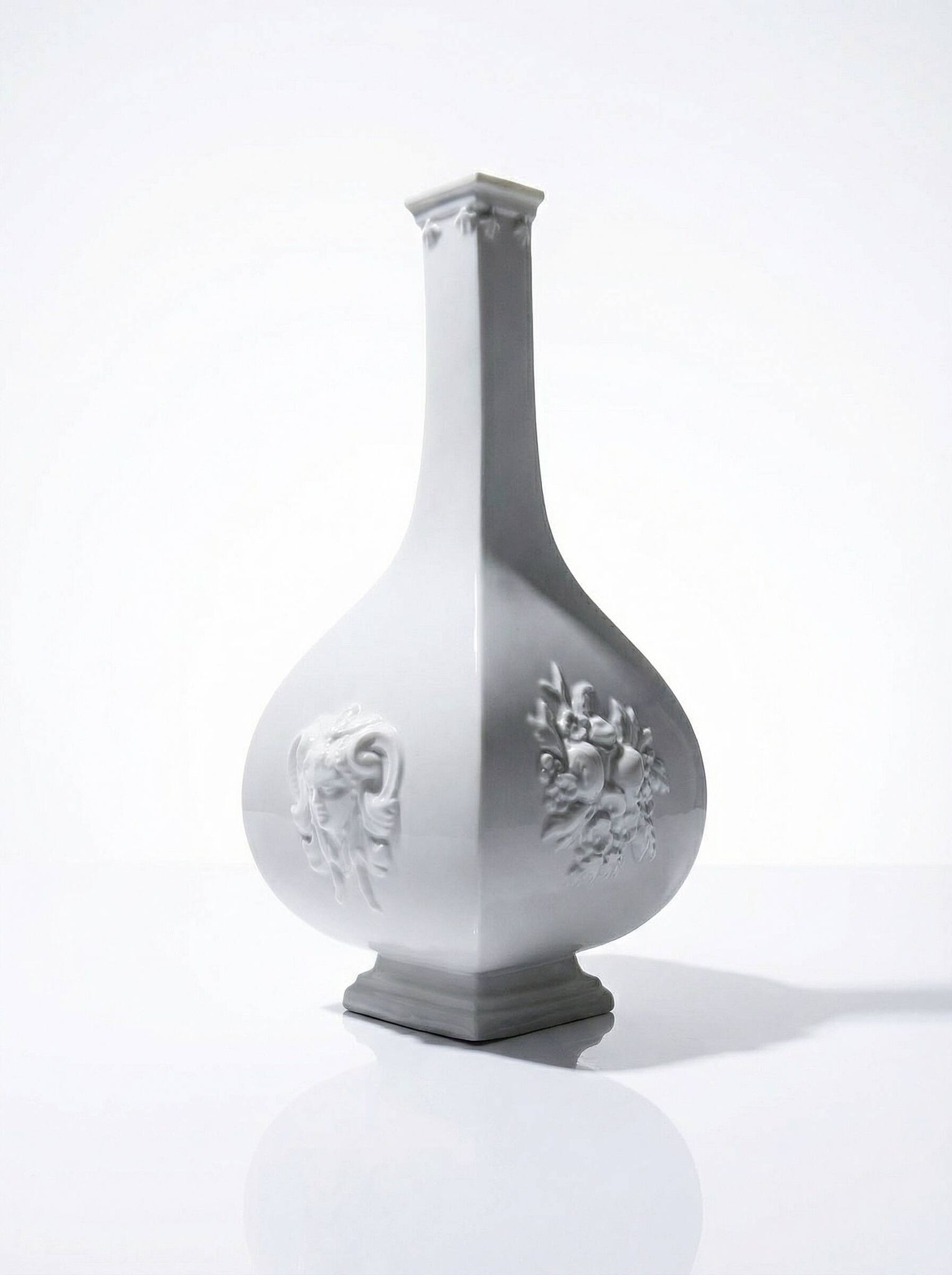 Small vase reproduction Meissen 1715-1720 by Sheffield & Haviland Limoges