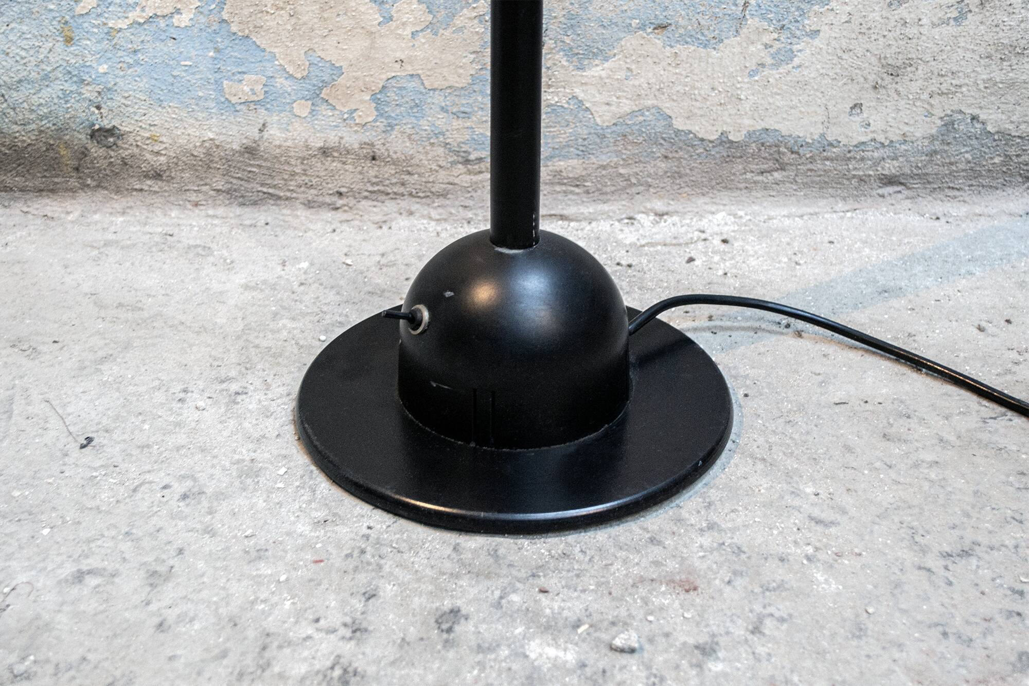 Lampe de terre postmoderne "Mira" de Mario Arnaboldi pour Programmaluce 1983