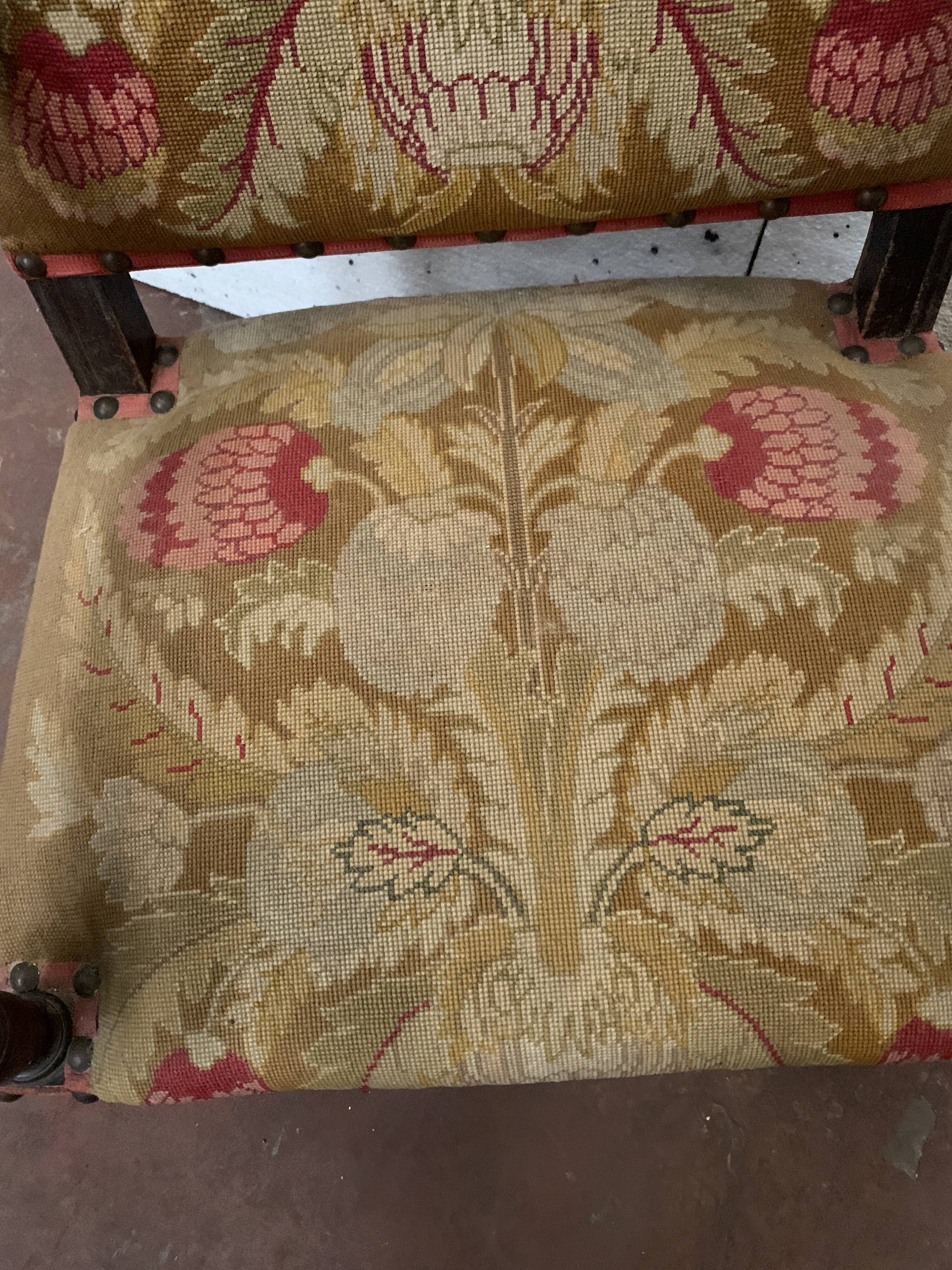 Fauteuil de style louis xiii en noyer massif xx siècle