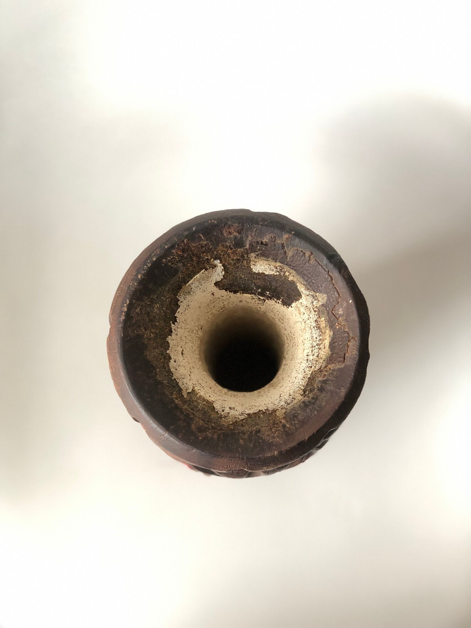 Vase espagnol en bois sculpté et cordage rouge