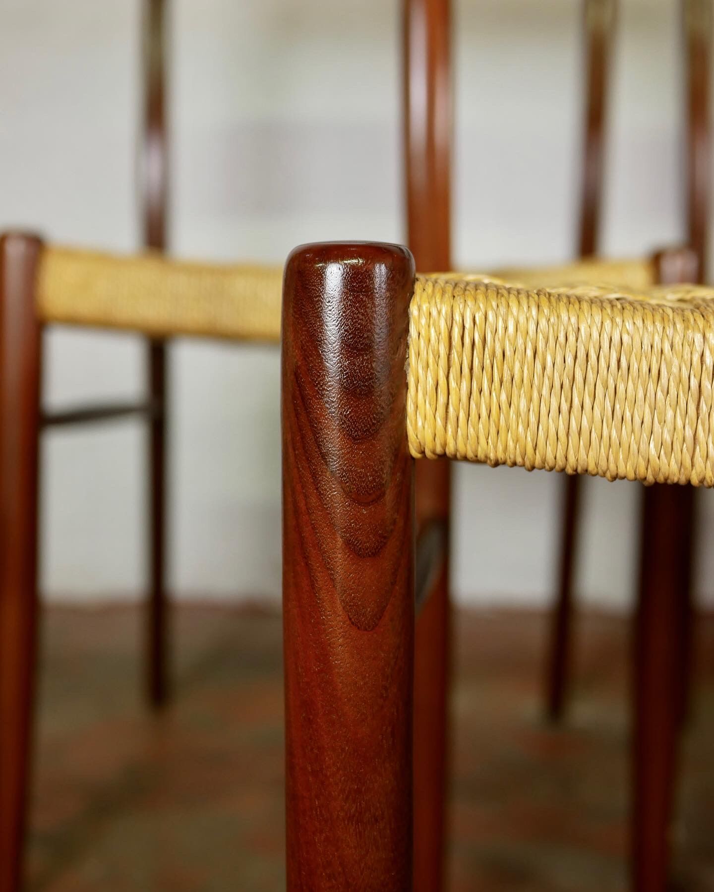 Suite de 6 chaises scandinaves en corde et teck