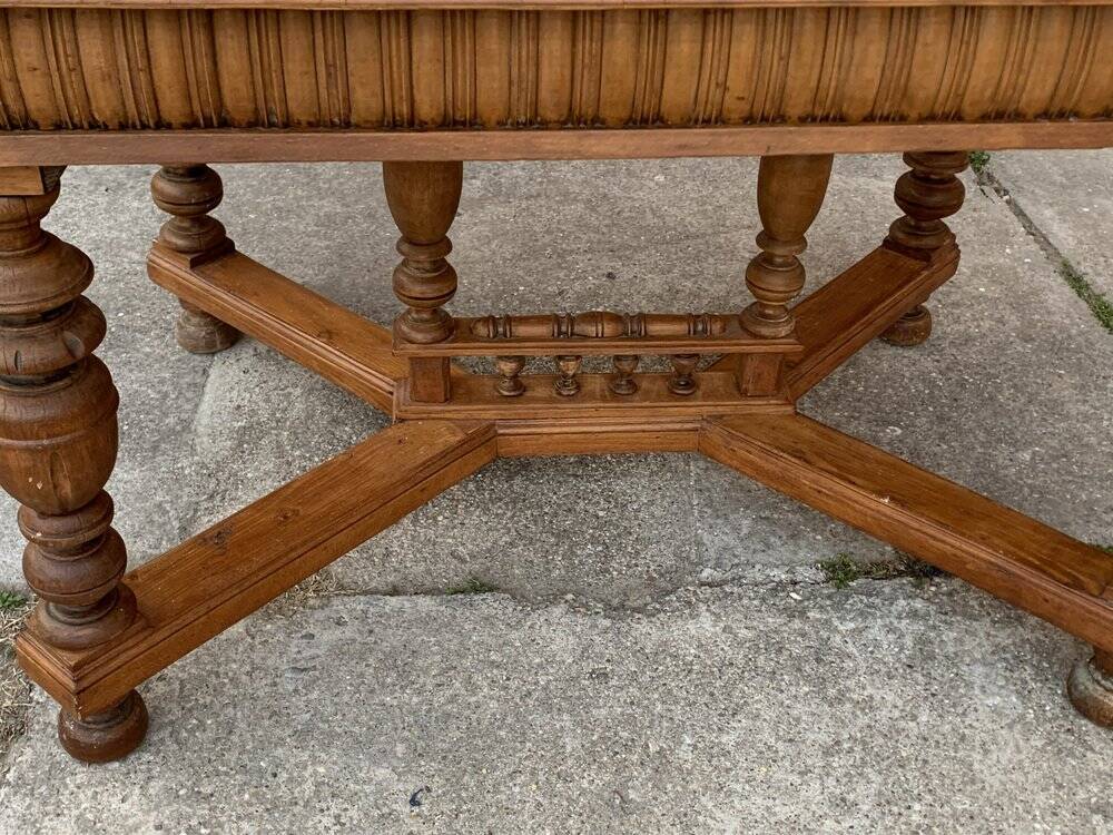 Table à manger sculptée hongroise en bois marron, vers 1890 — plateau carré, pieds tournés et croisillons sculptés
