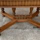 Table à manger sculptée hongroise en bois marron, vers 1890 — plateau carré, pieds tournés et croisillons sculptés