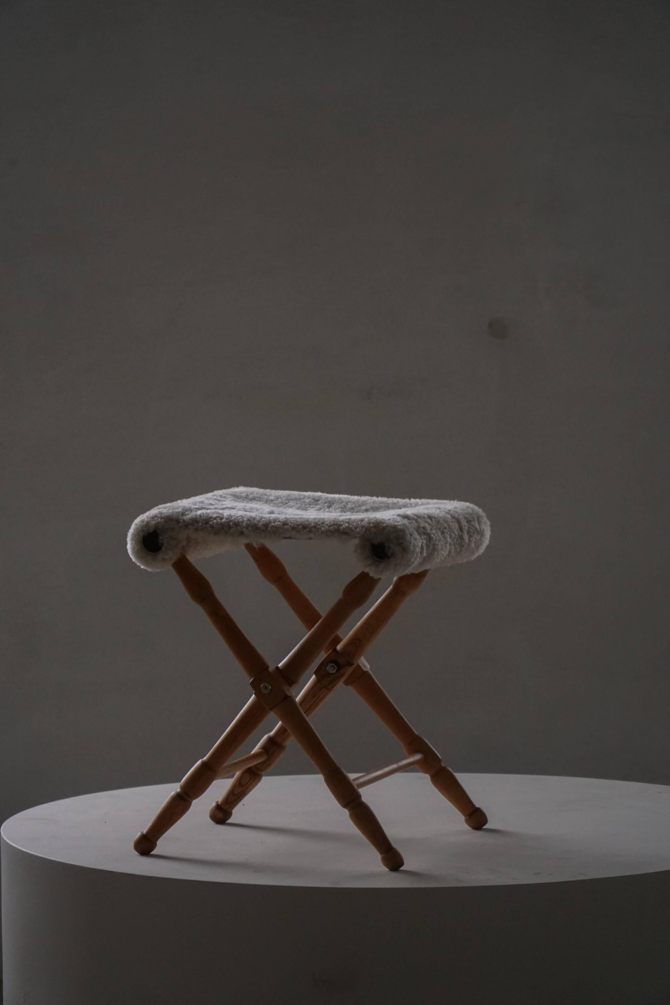 Pair of Danish mid-century folding stools with sheepskin upholstery, 1960.
