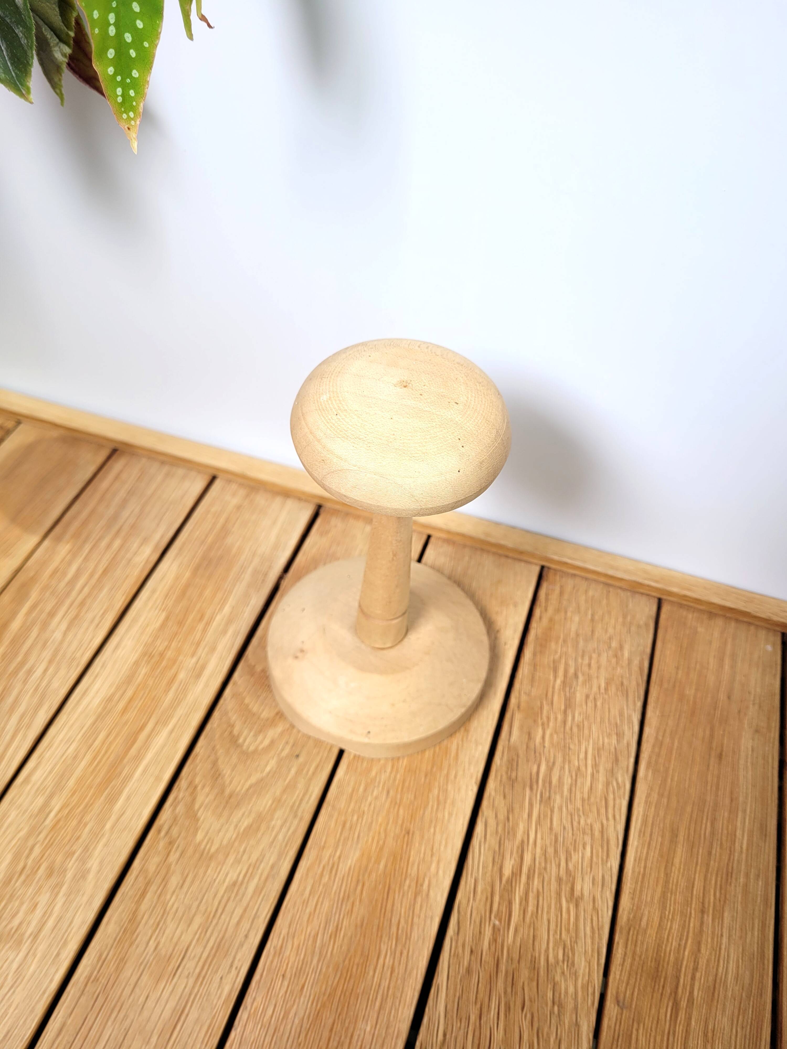 Vintage hat rack Printemps Paris