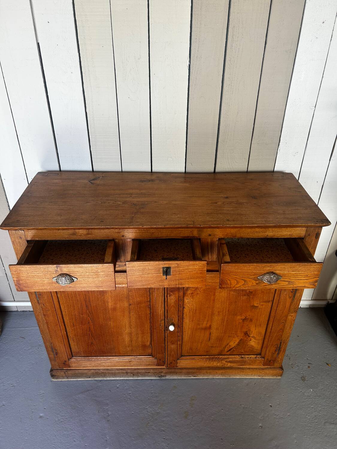 Antique oak sideboard – 3 drawers & 2 doors – pig buttons