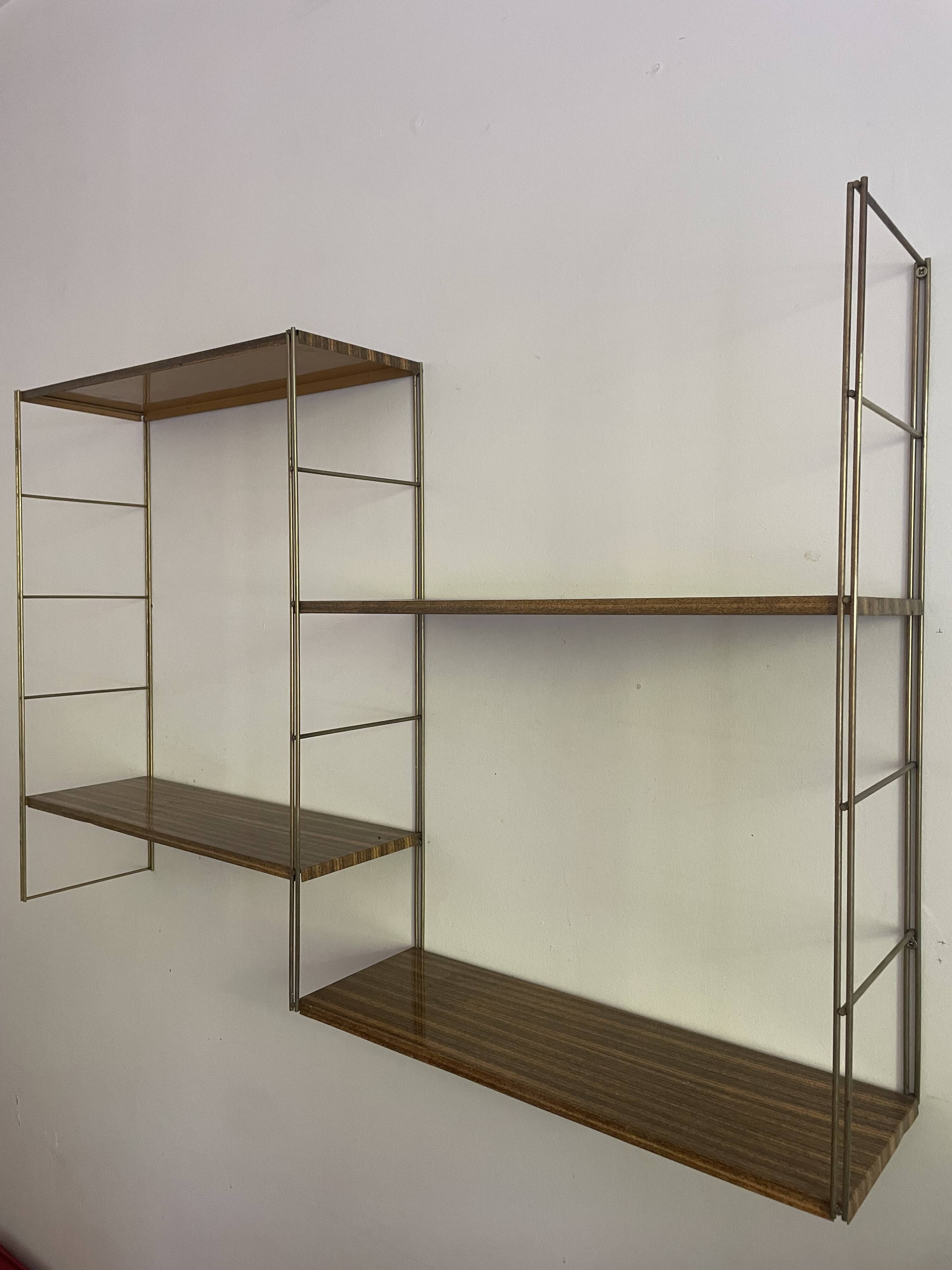Etagere String acier faux bois, montants torsadé or 1960