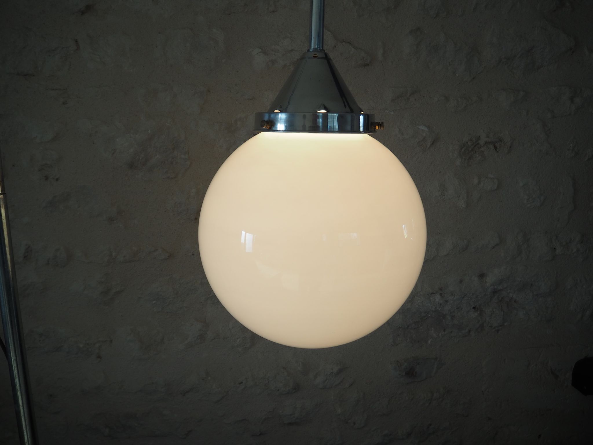 Suspension art déco globe en opaline blanche et tige en aluminium