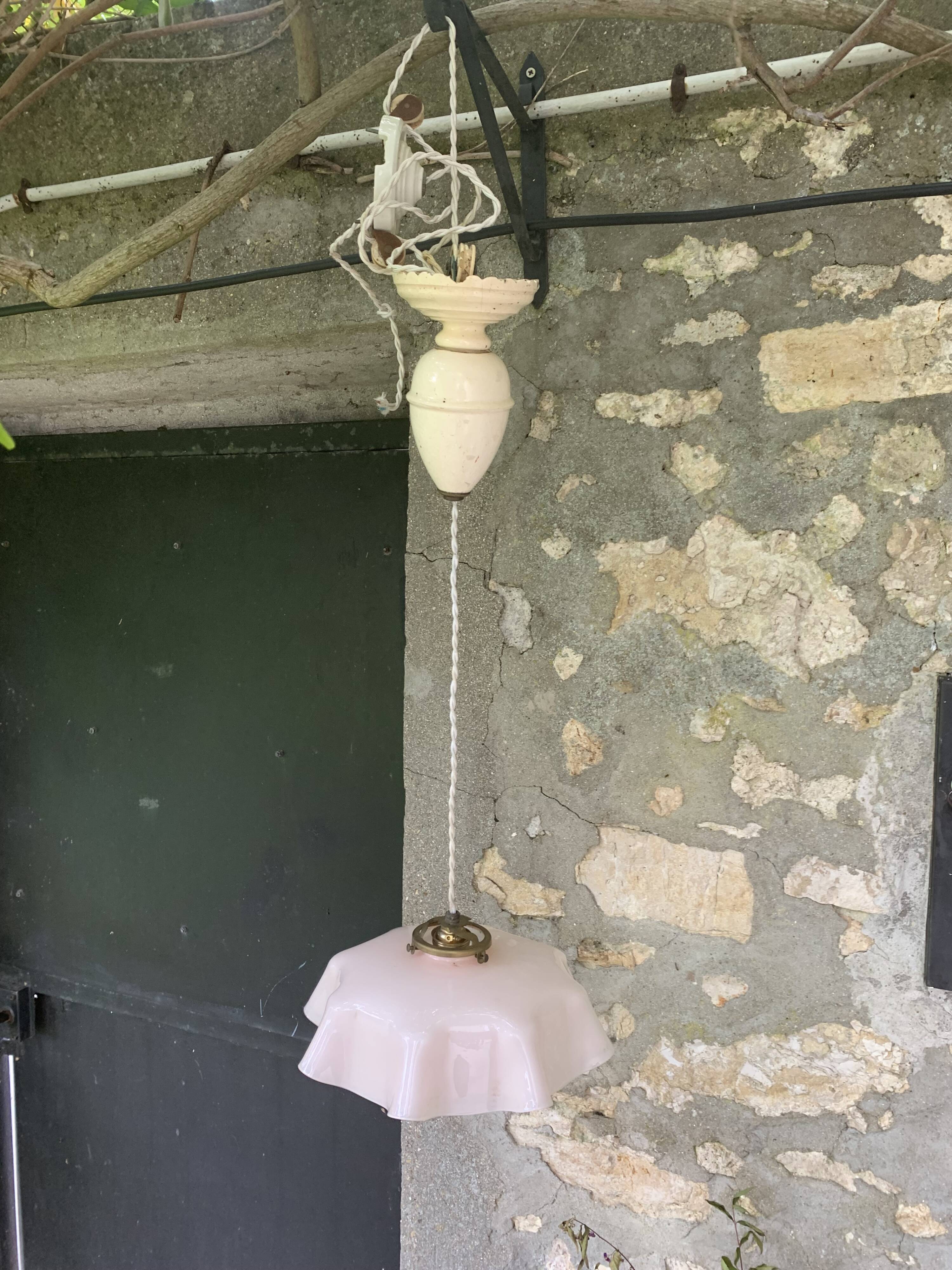 Lustre, suspension en opaline rose et intérieur blanc, complète ancienne