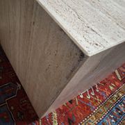 Table basse ou piédestal en travertin veiné italien