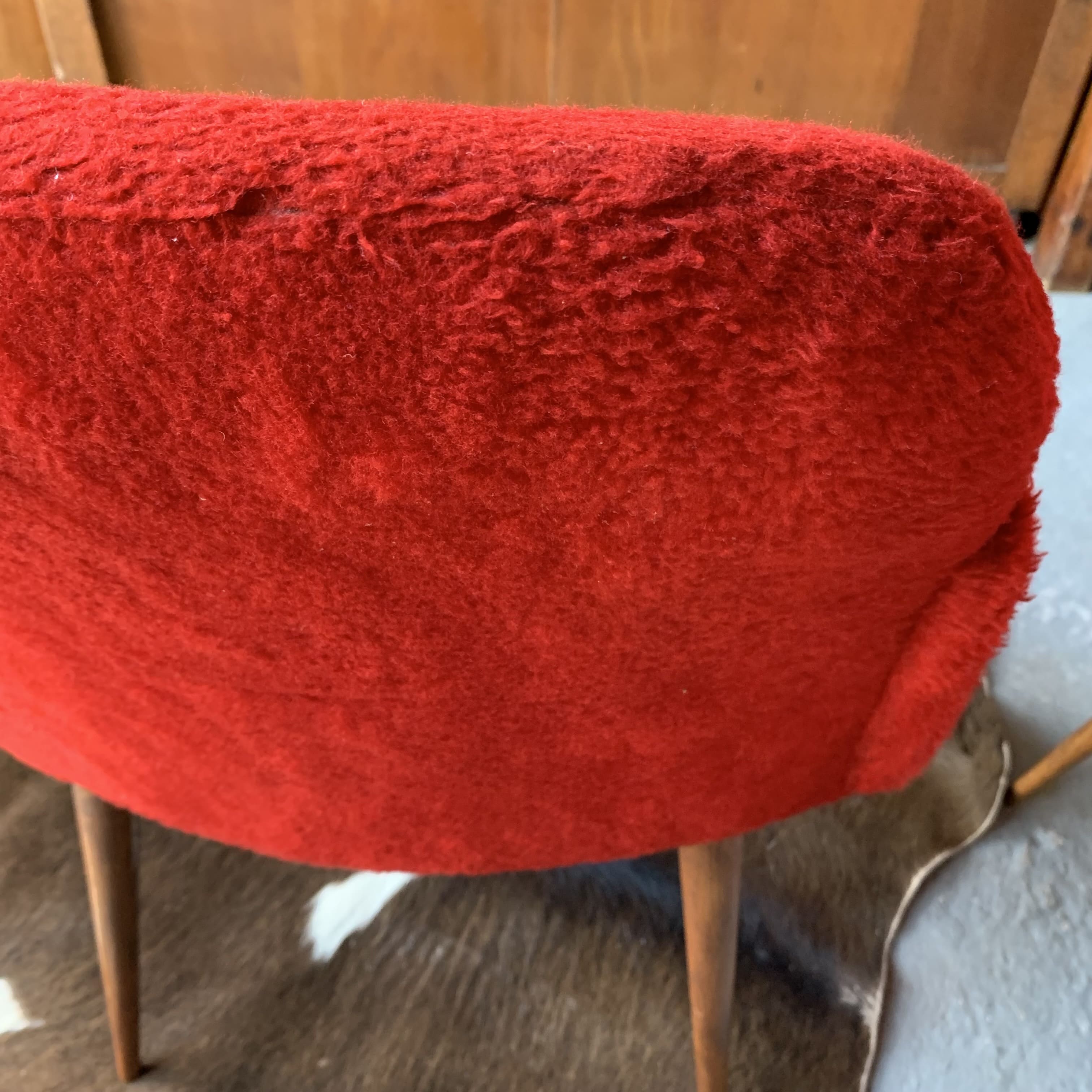 2 red moumoute chairs