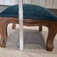 Repose pieds Louis XV – velours bleu canard - entièrement regarn