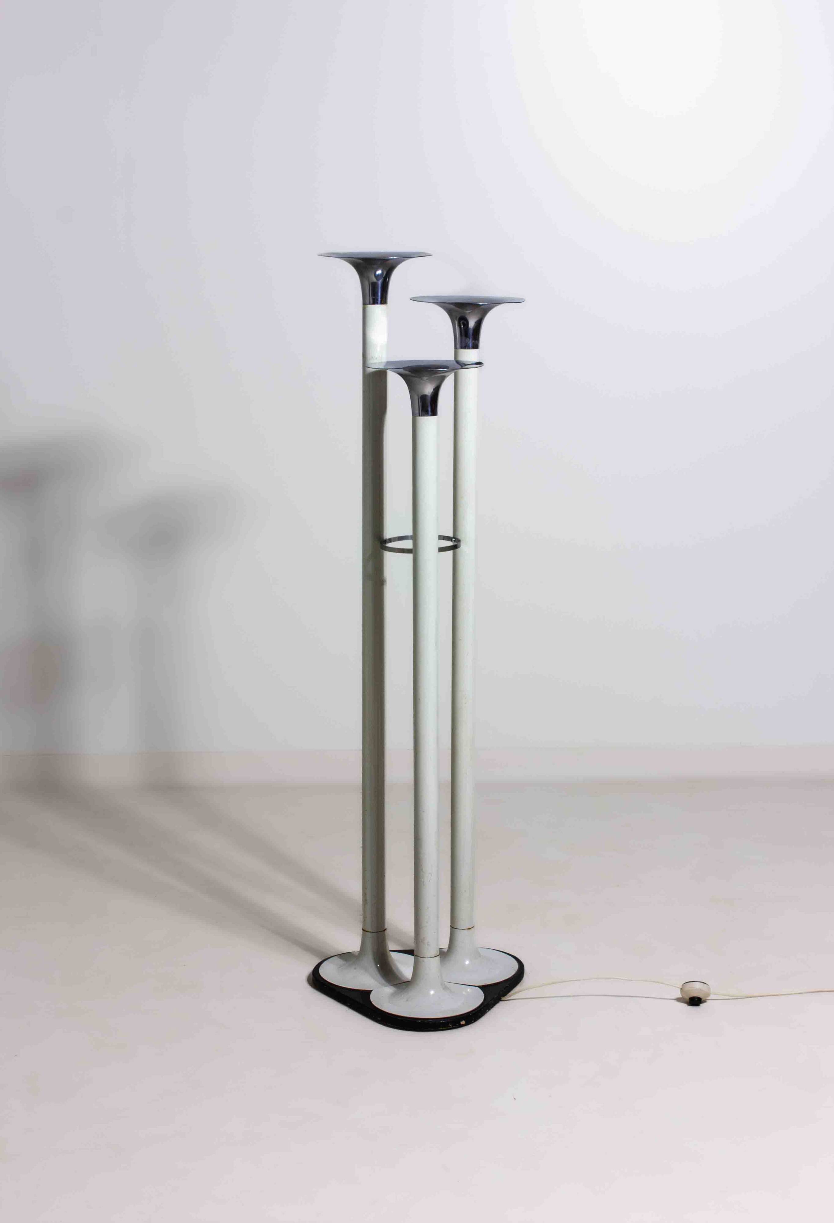 French tripod floor lamp with trumpet shades in chrome and enamel, 1960s