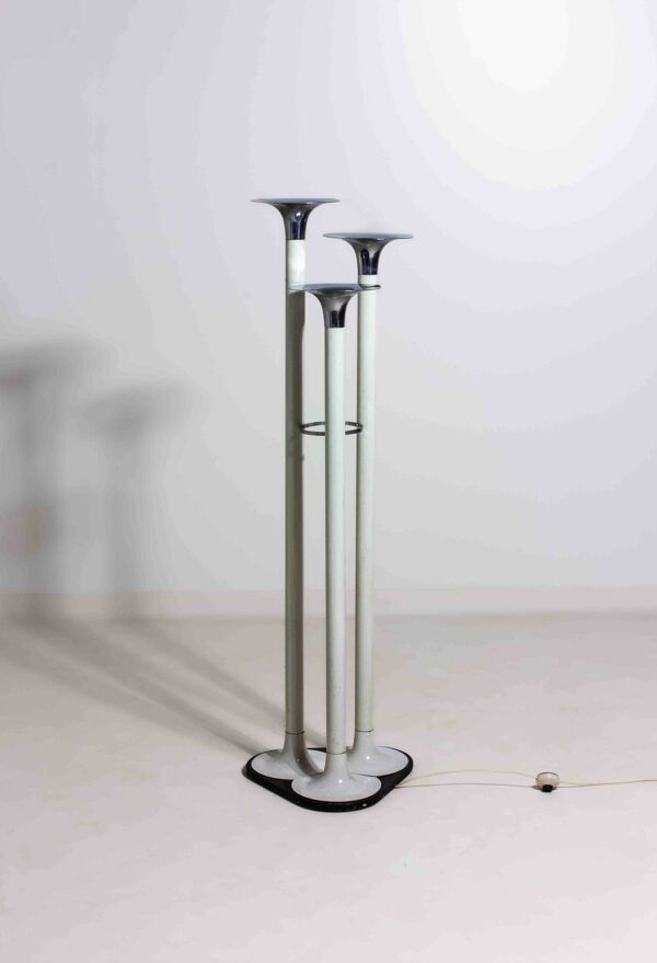 Lampadaire tripode français à abat-jour trompette en chrome et émail, années 1960