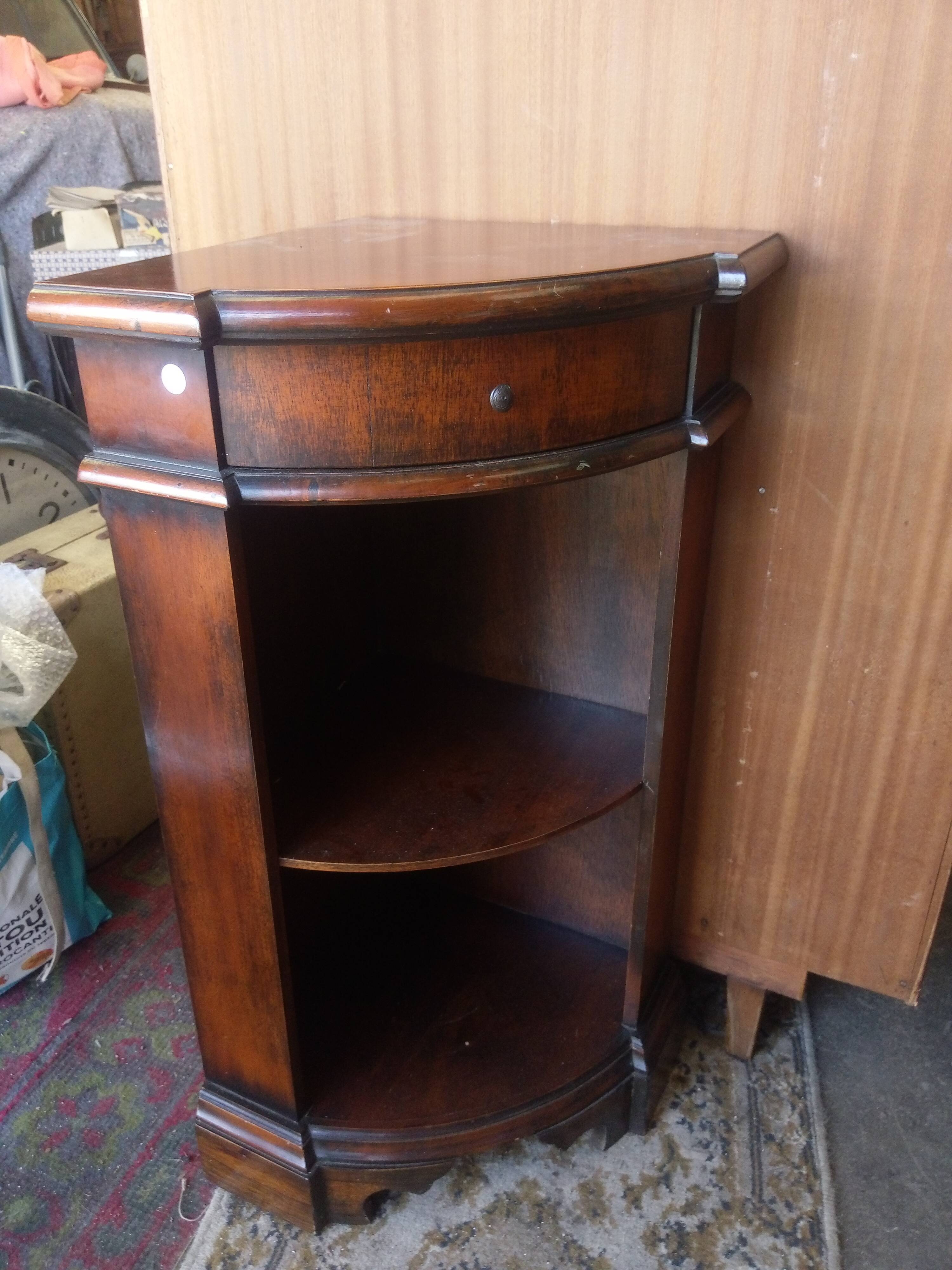 Corner cabinet