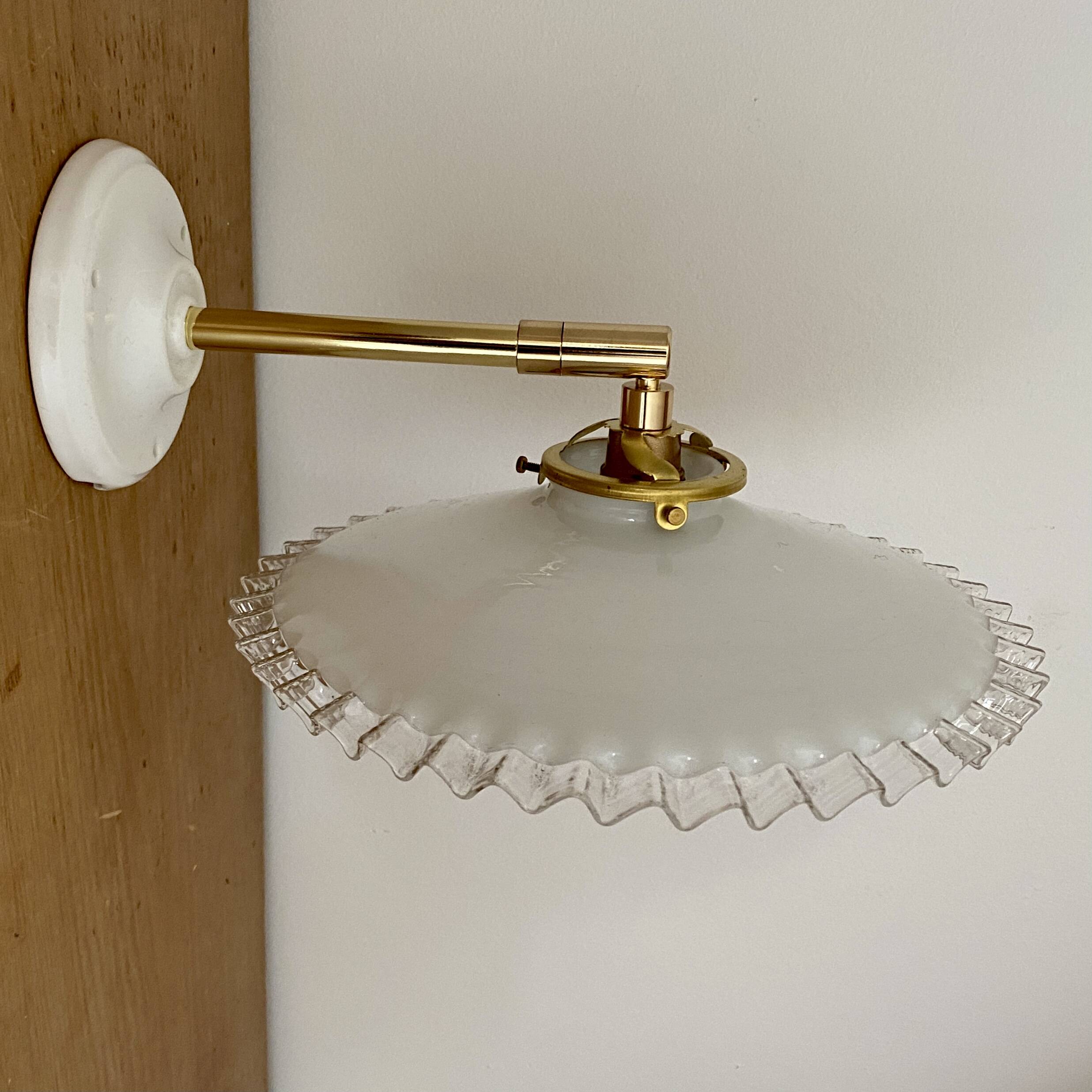 Applique abat-jour vintage en opaline blanche