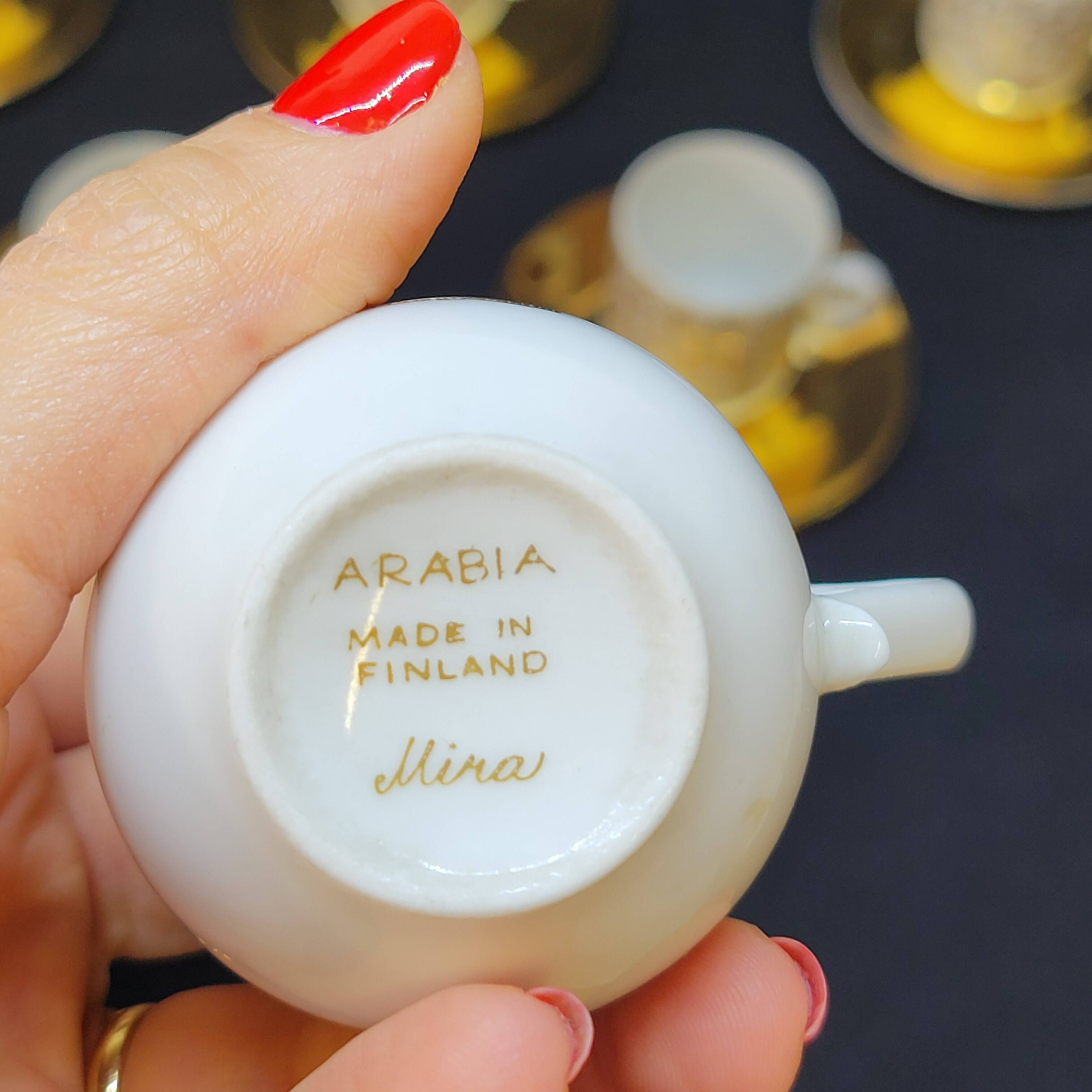 9 tasses à café et soucoupes Mira par Esteri Tomula pour Arabia Finland
