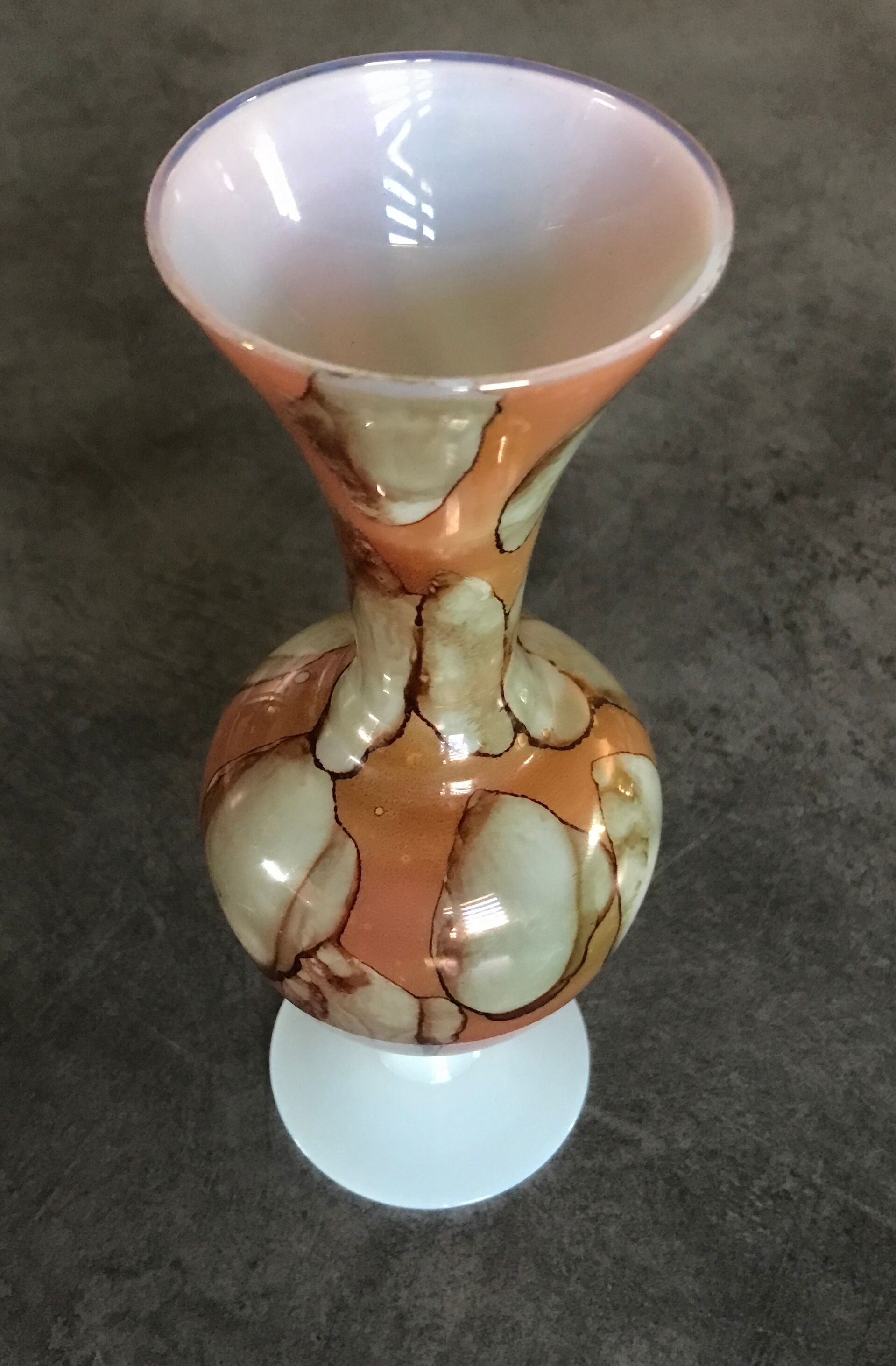 Vase soliflore in enamelled opaline decoration of pearly patterns 20 cm