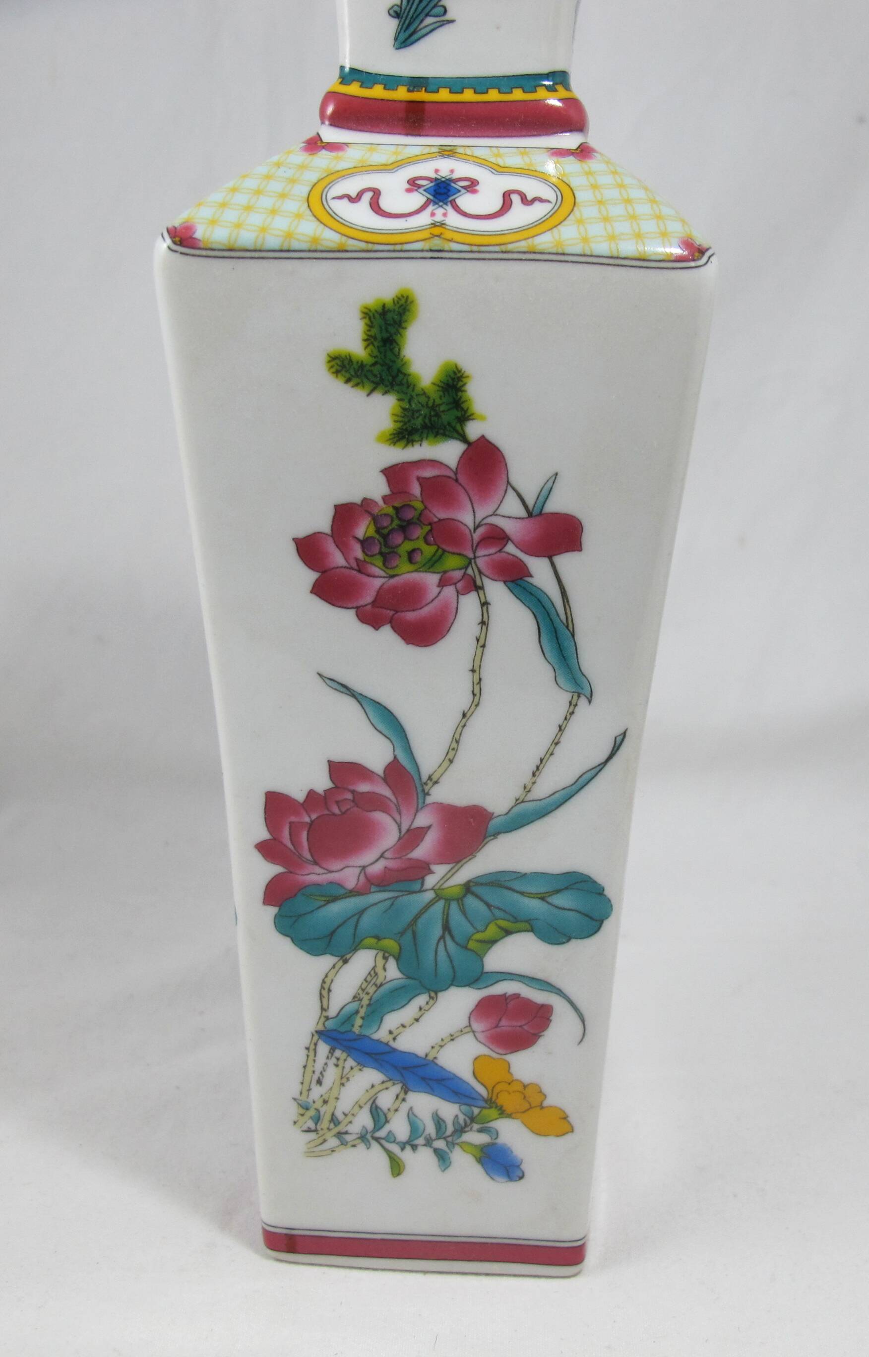 small famille rose vase in Chinese porcelain China