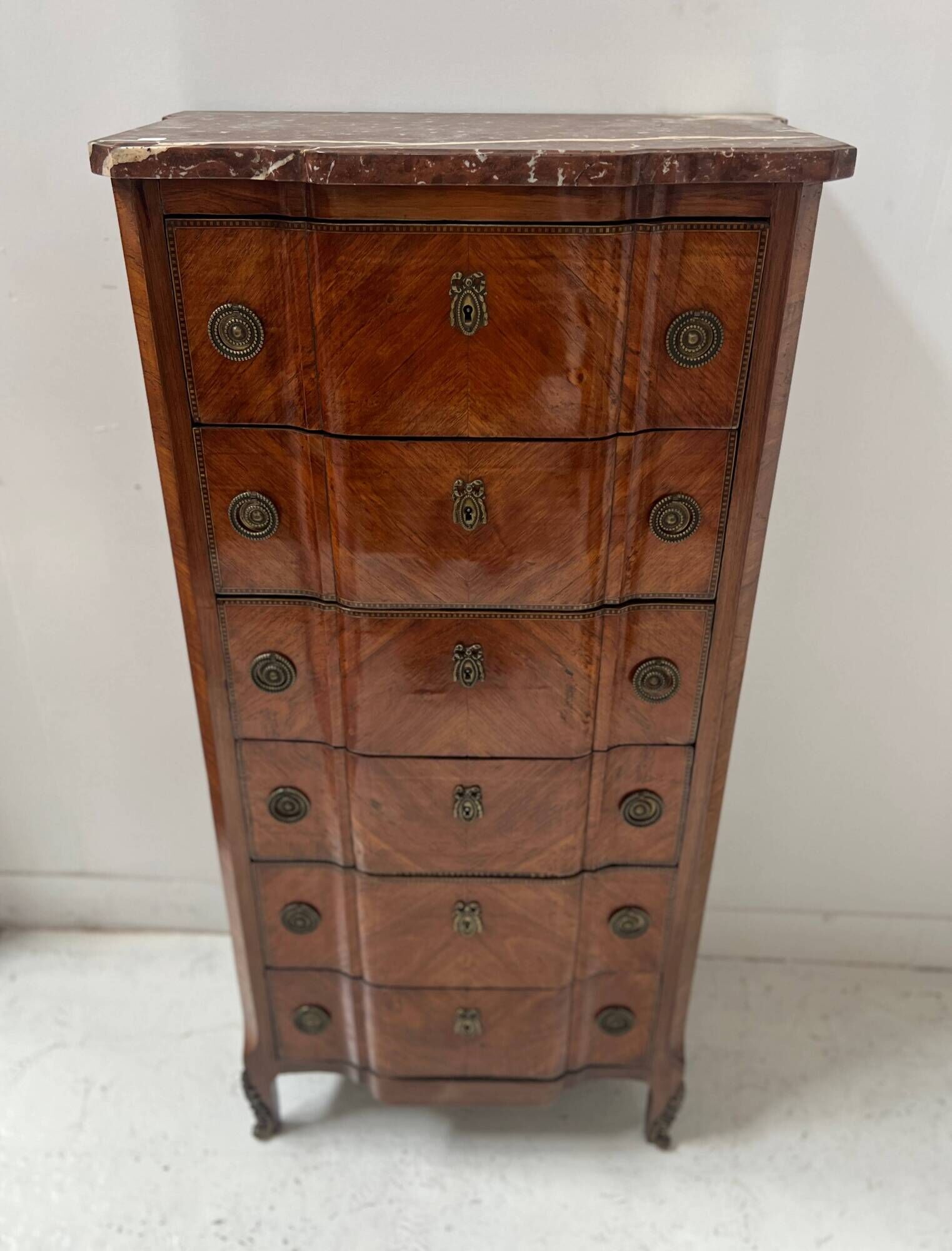 Transitional style chest of drawers in rosewood and amaranth veneer, 20th century.