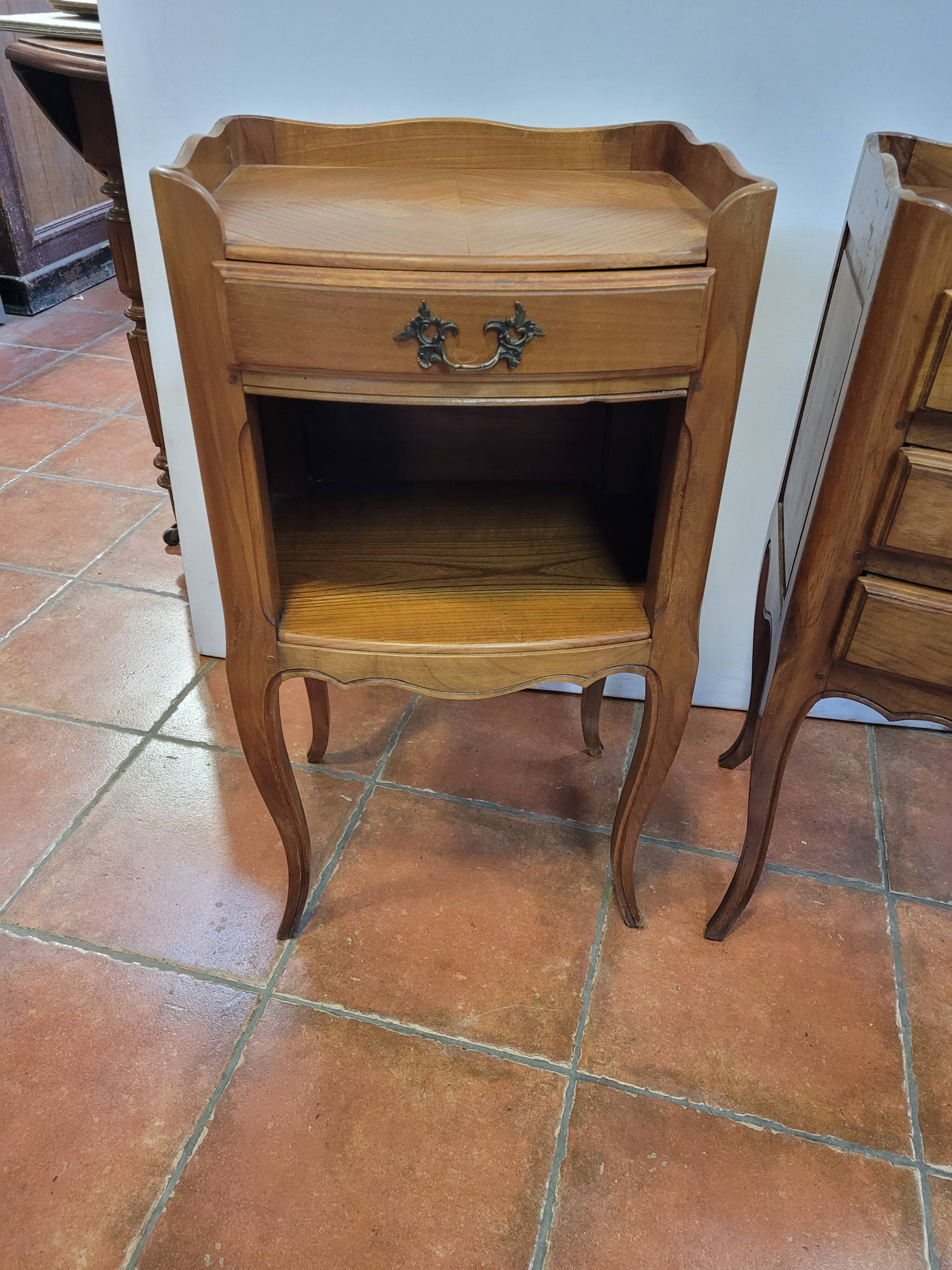Paire tables de chevet en merisier