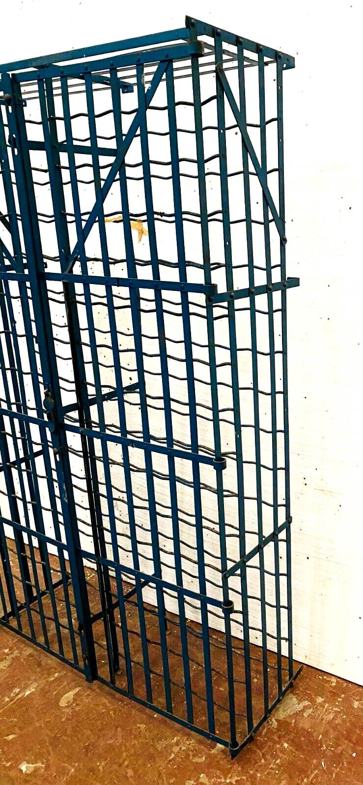 Porte bouteilles a portes en fer forgé XX siècle