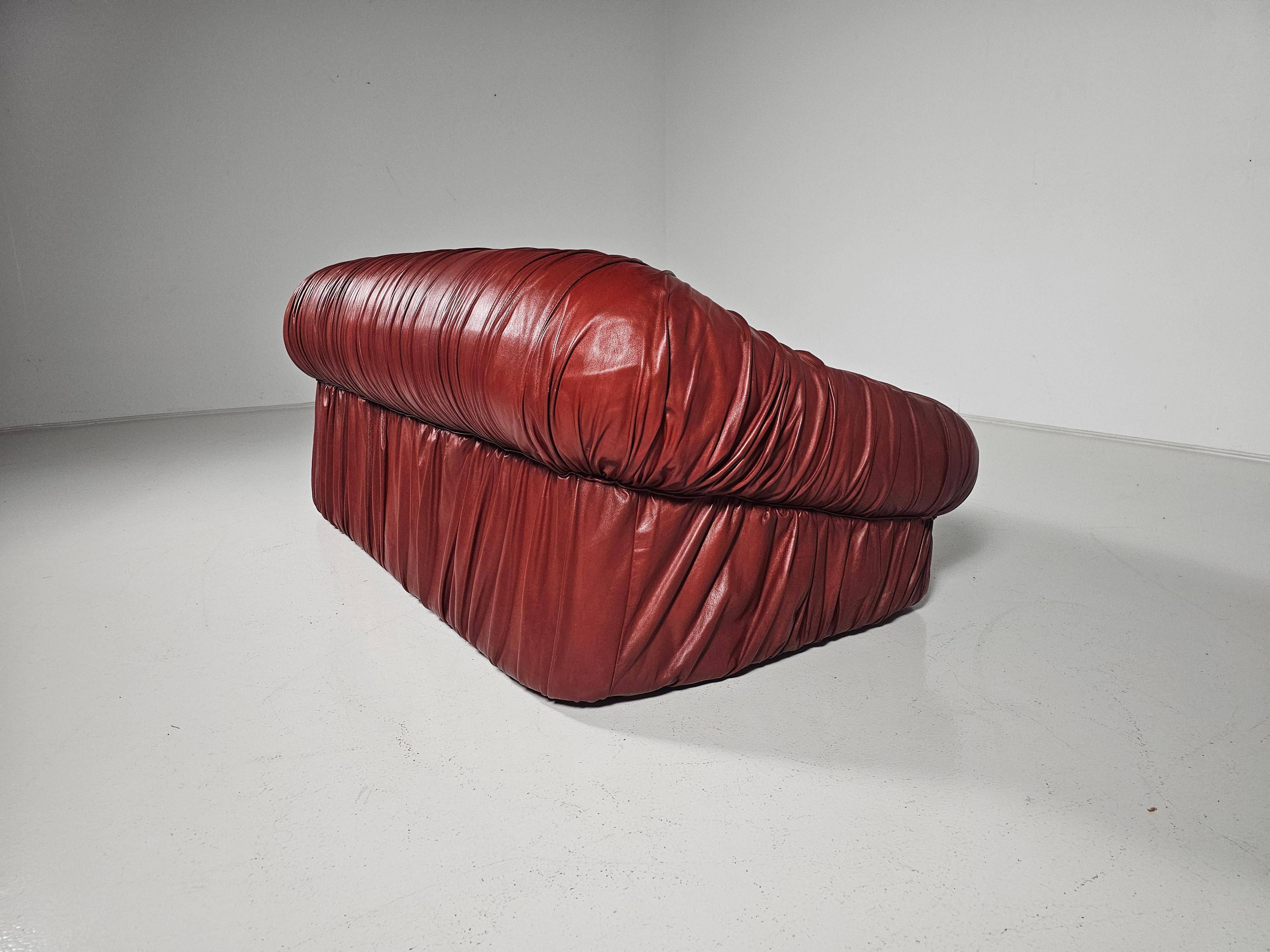 "Bordeaux 'Piumino' canapé by De Pas, D'Urbino and Lomazzi for Dall'Oca, 1970"