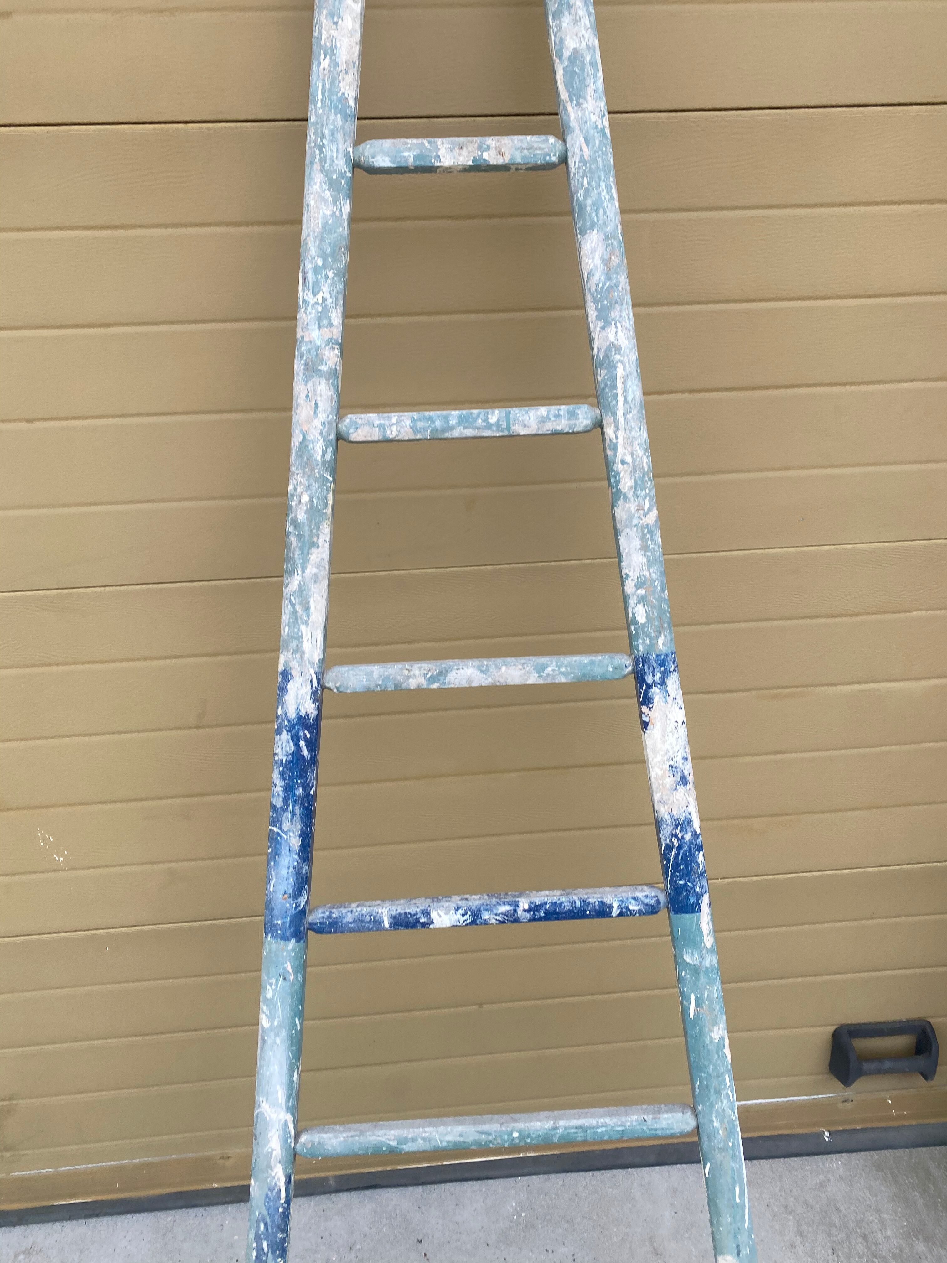 Wooden scale painter