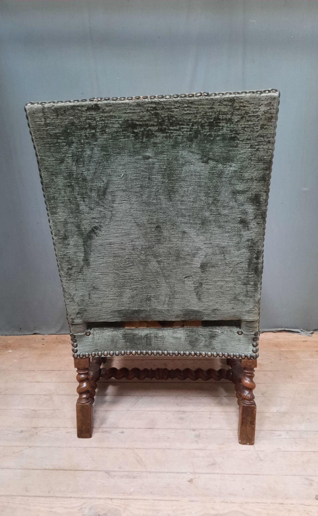 Faiteuil Louis XIII upholstered in part from the 17th century