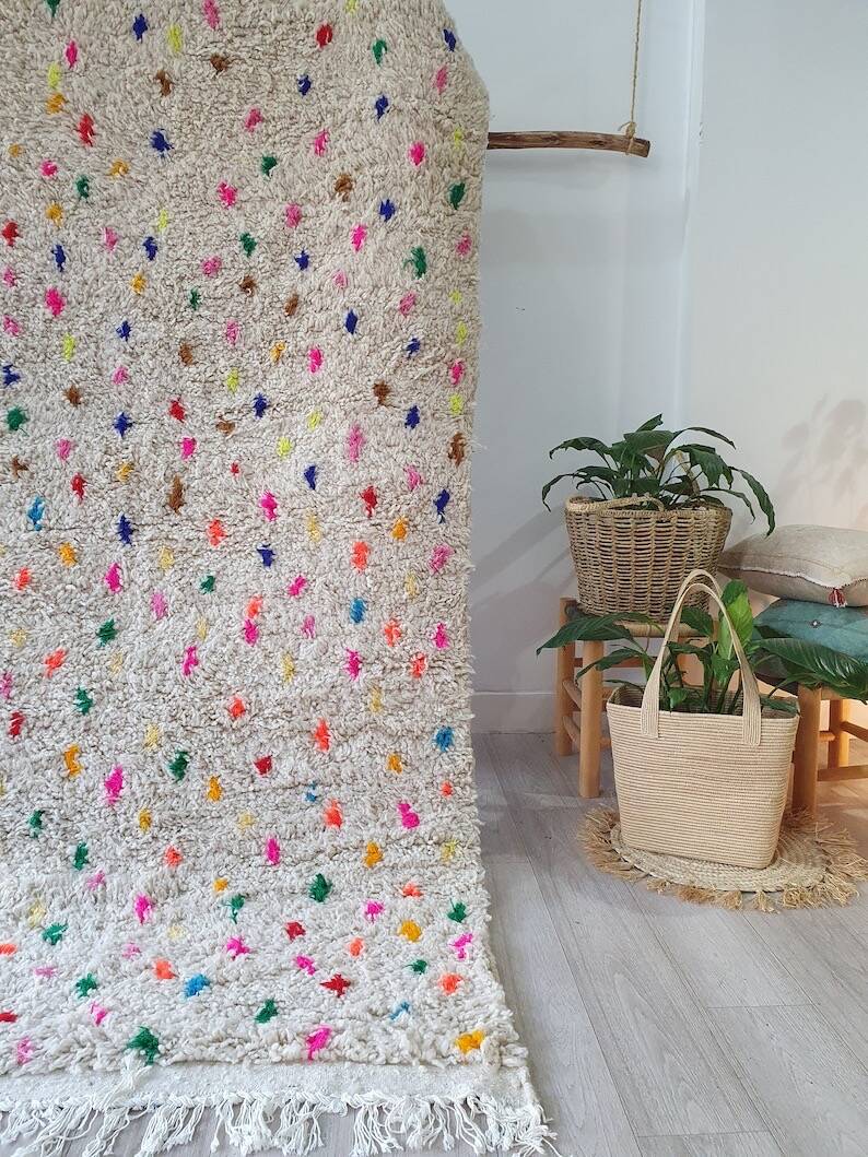 Tapis berbère authentique traditionnel à motifs colorés