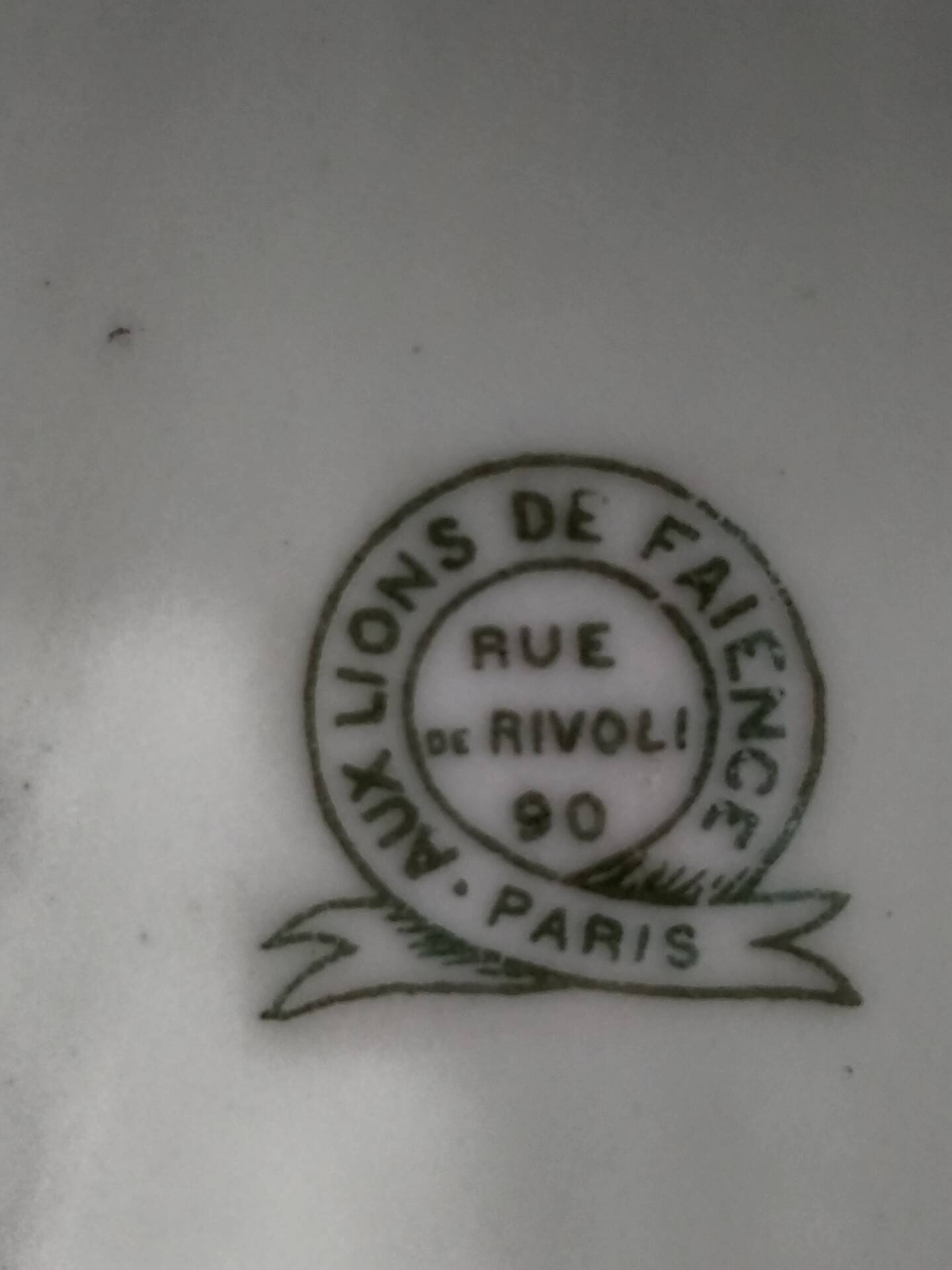 2 porcelain dishes with lions in the French Art Deco style