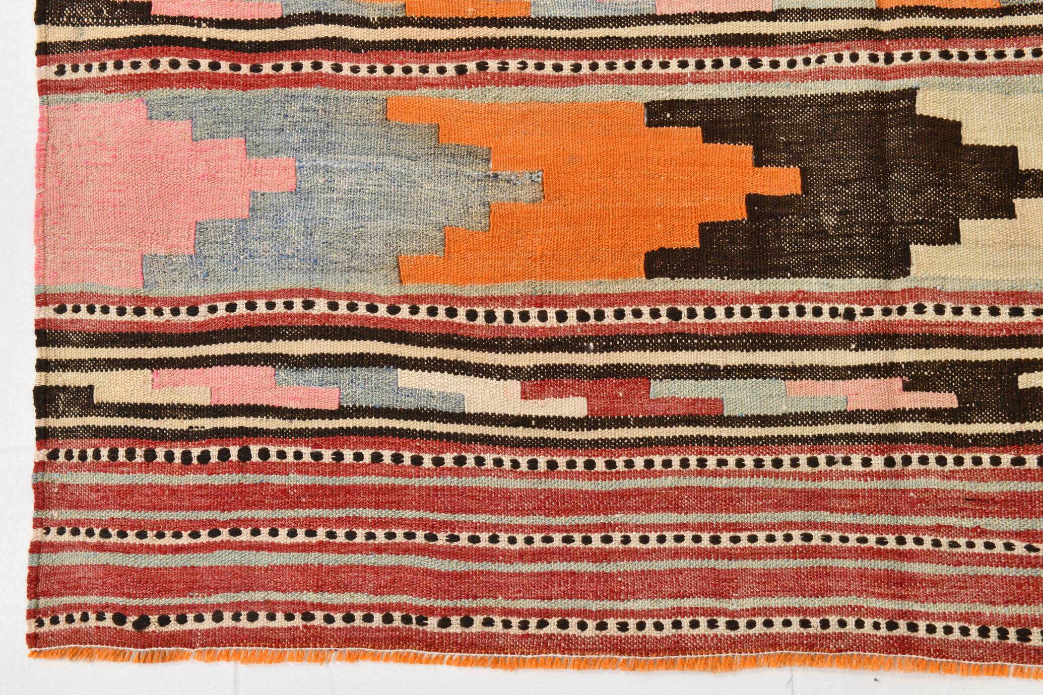 Tapis Kilim fait main rayé rose blush et marron, 131x196 cm