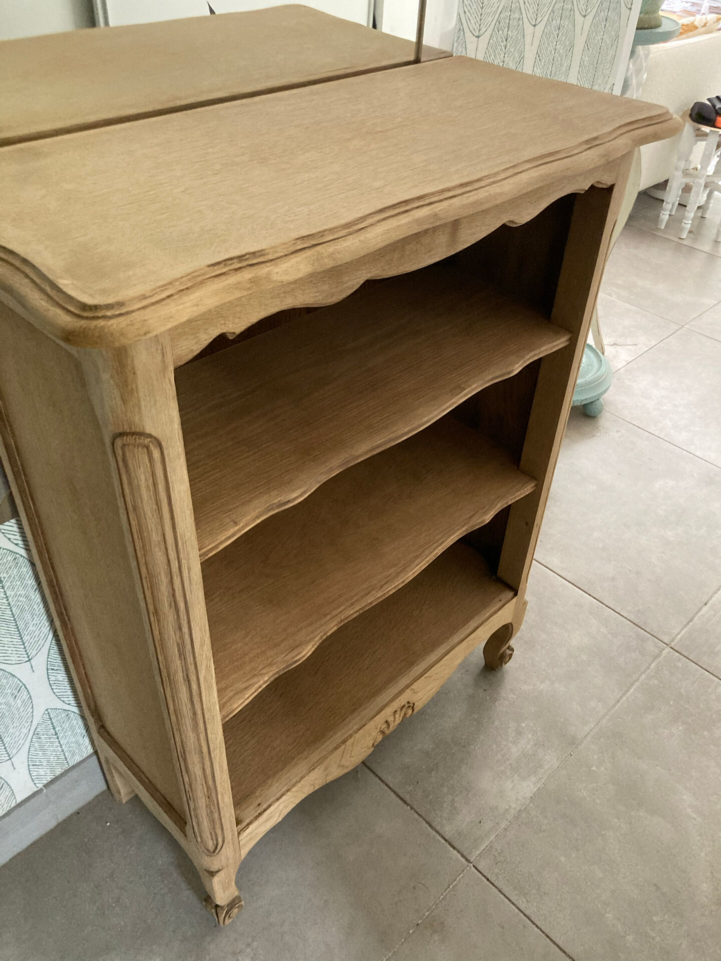 Beautiful oak sideboard, fully sanded, Louis XV style, with removable shelves.