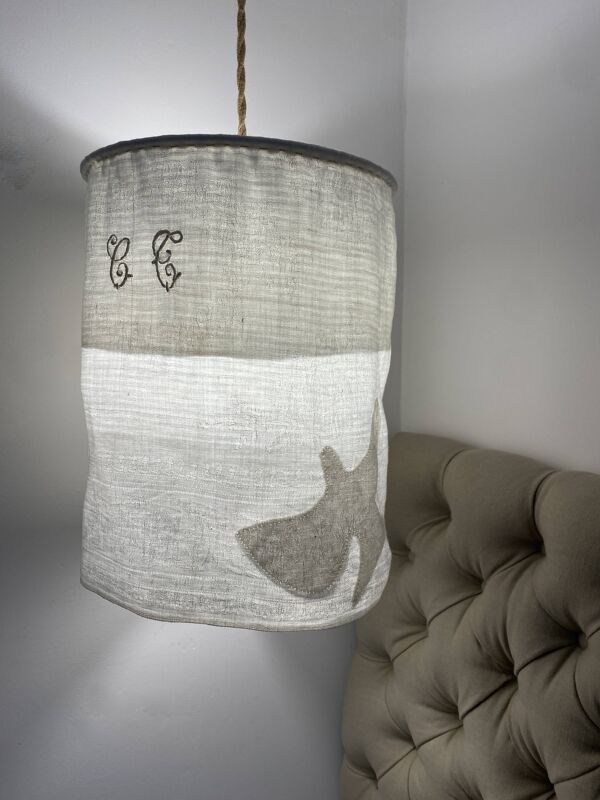Suspension drap ancien en lin monogramme et oiseau de Georges Braque