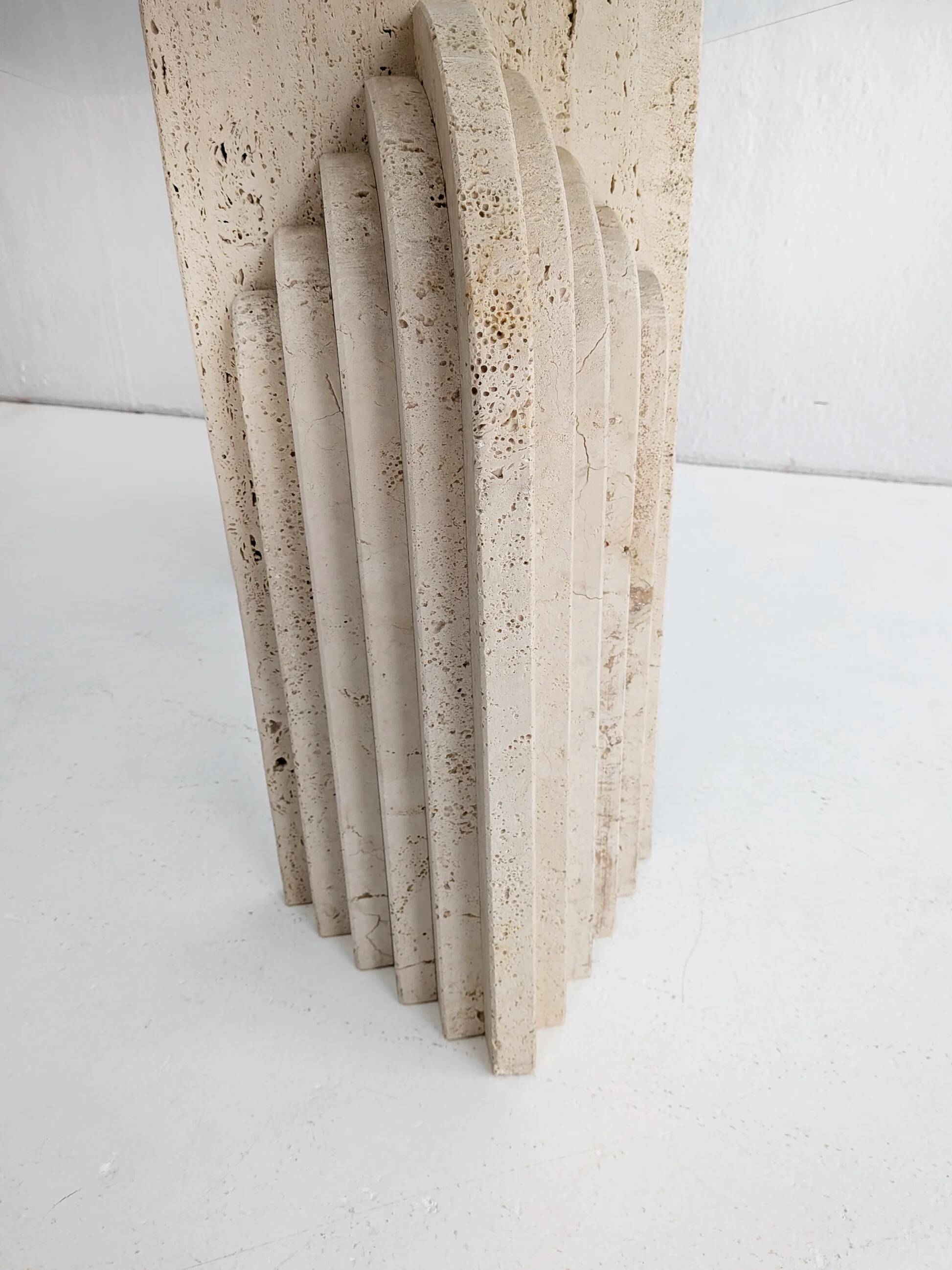 Dining table in travertine and glass with sculpted legs, 1970s.