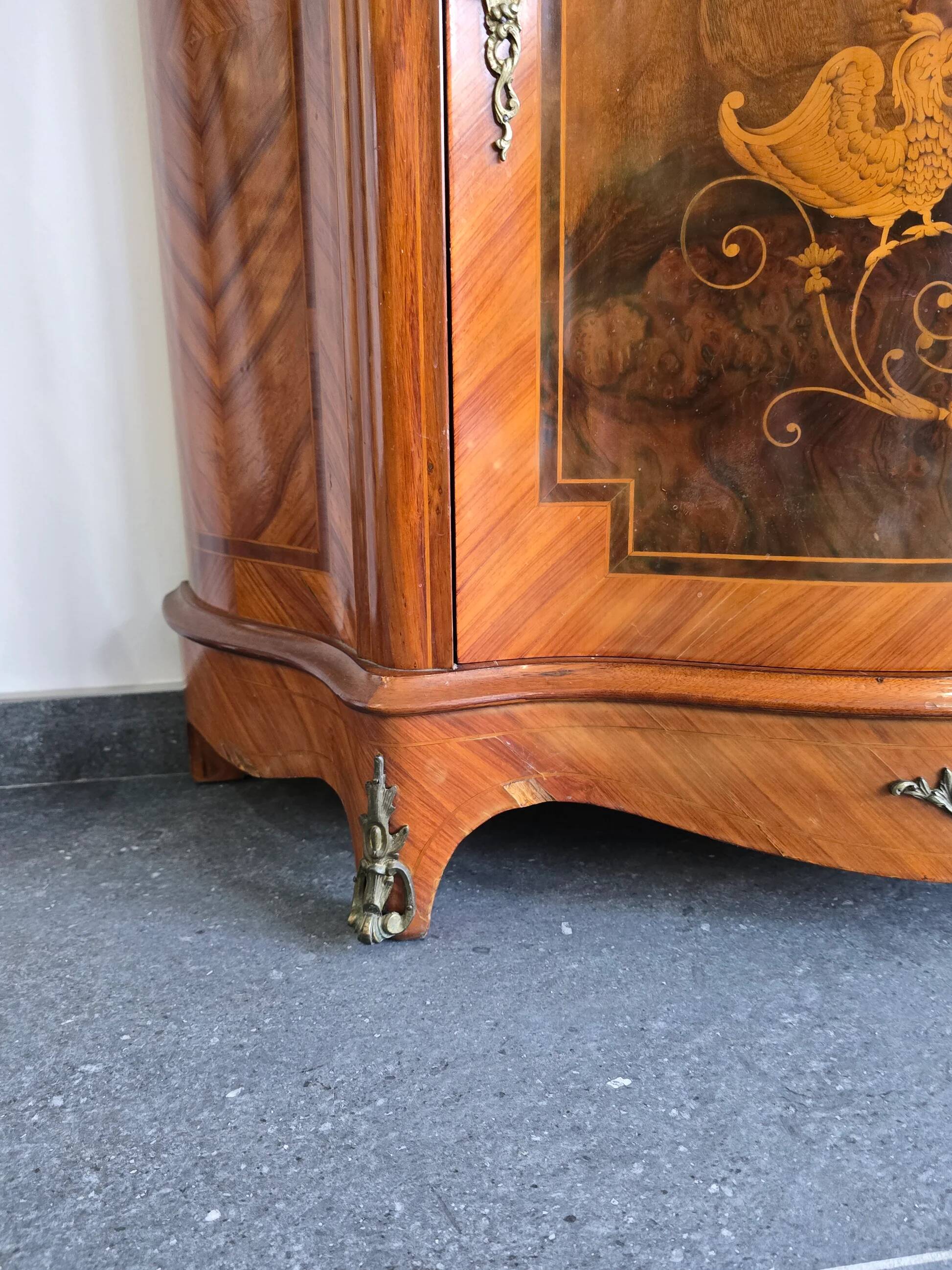 Curved support furniture in floral marquetry – Louis XV style, marble top, late 19th century.