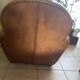 Fauteuils club en cuir marron finition antique