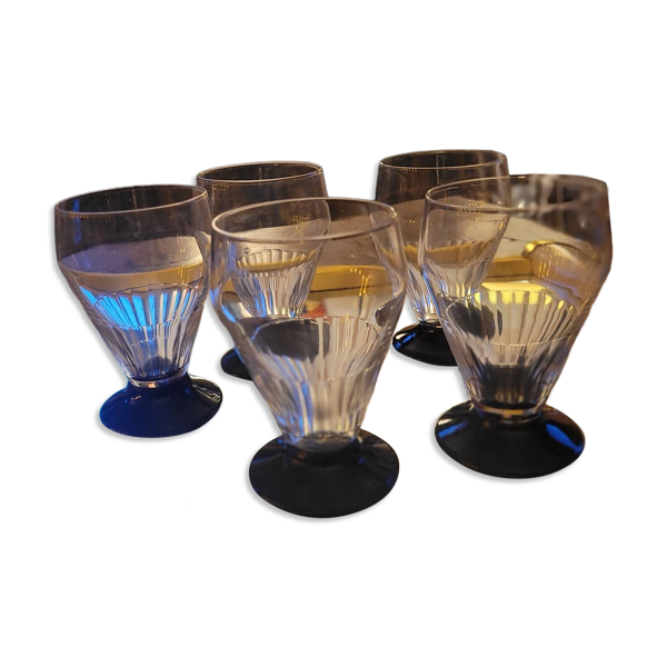 Série de 5 verres en verre fin à pied coloré – France – années 1960